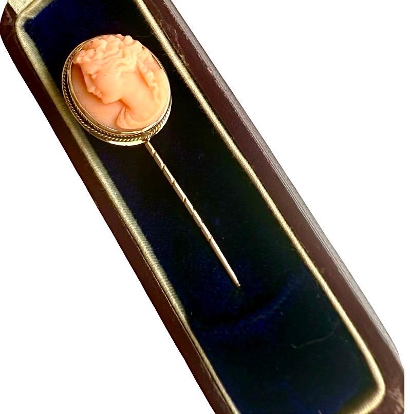14k Gold Antique Victorian sculpté Coral Cameo Stickpin, Greek Goddess, 14ct box Unisexe en vente
