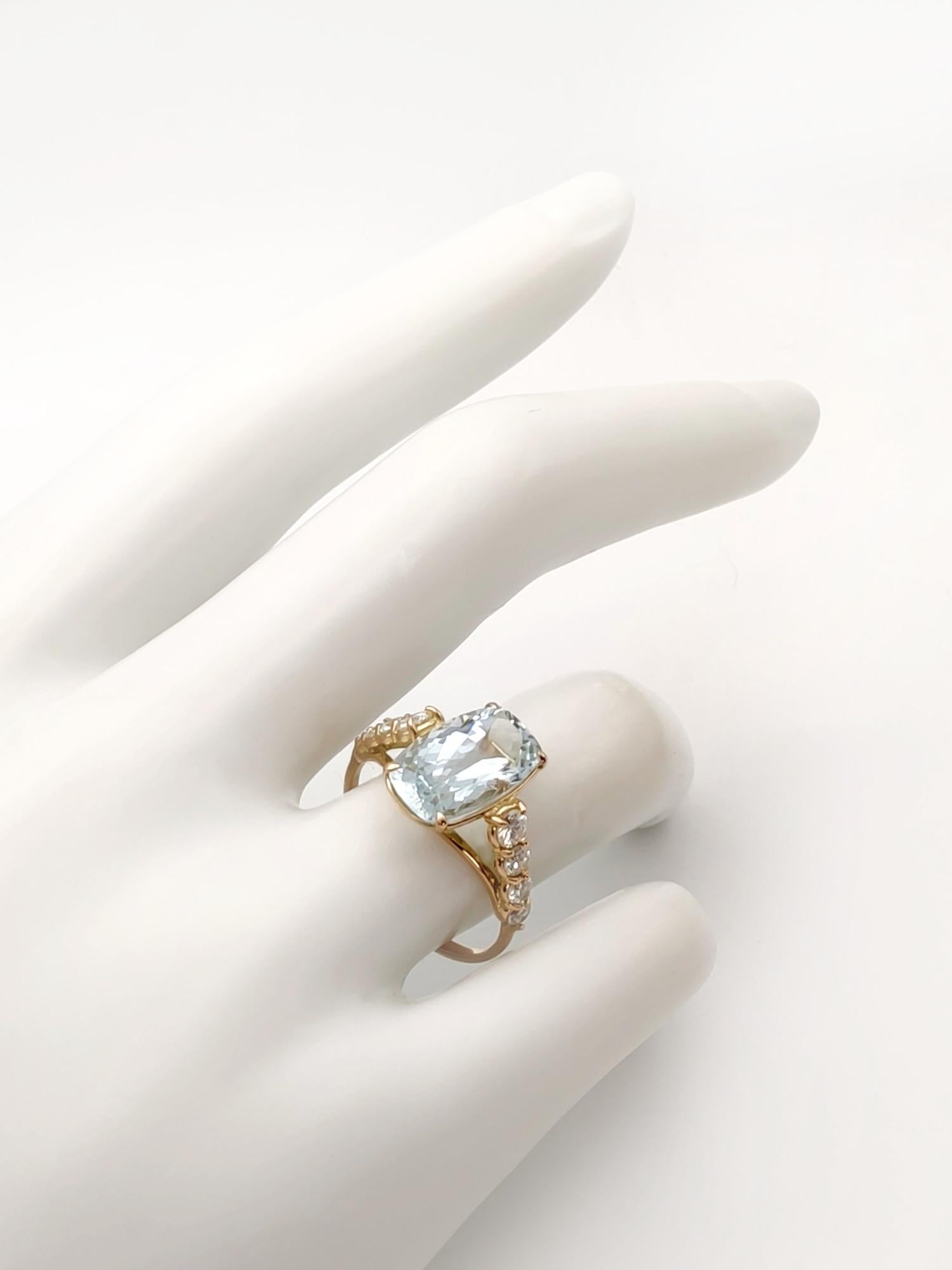 3 Carat Aquamarine and 0.50 Carat Diamond 14K Yellow Gold engagaments ring  For Sale 4