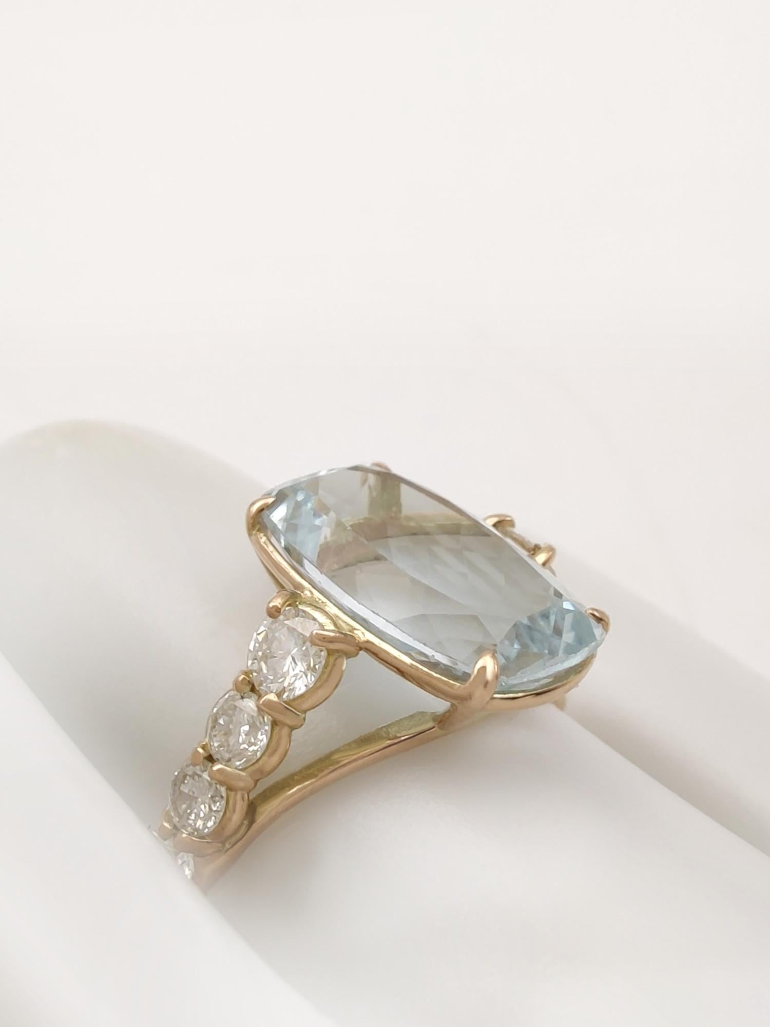 Asscher Cut 3 Carat Aquamarine and 0.50 Carat Diamond 14K Yellow Gold engagaments ring  For Sale