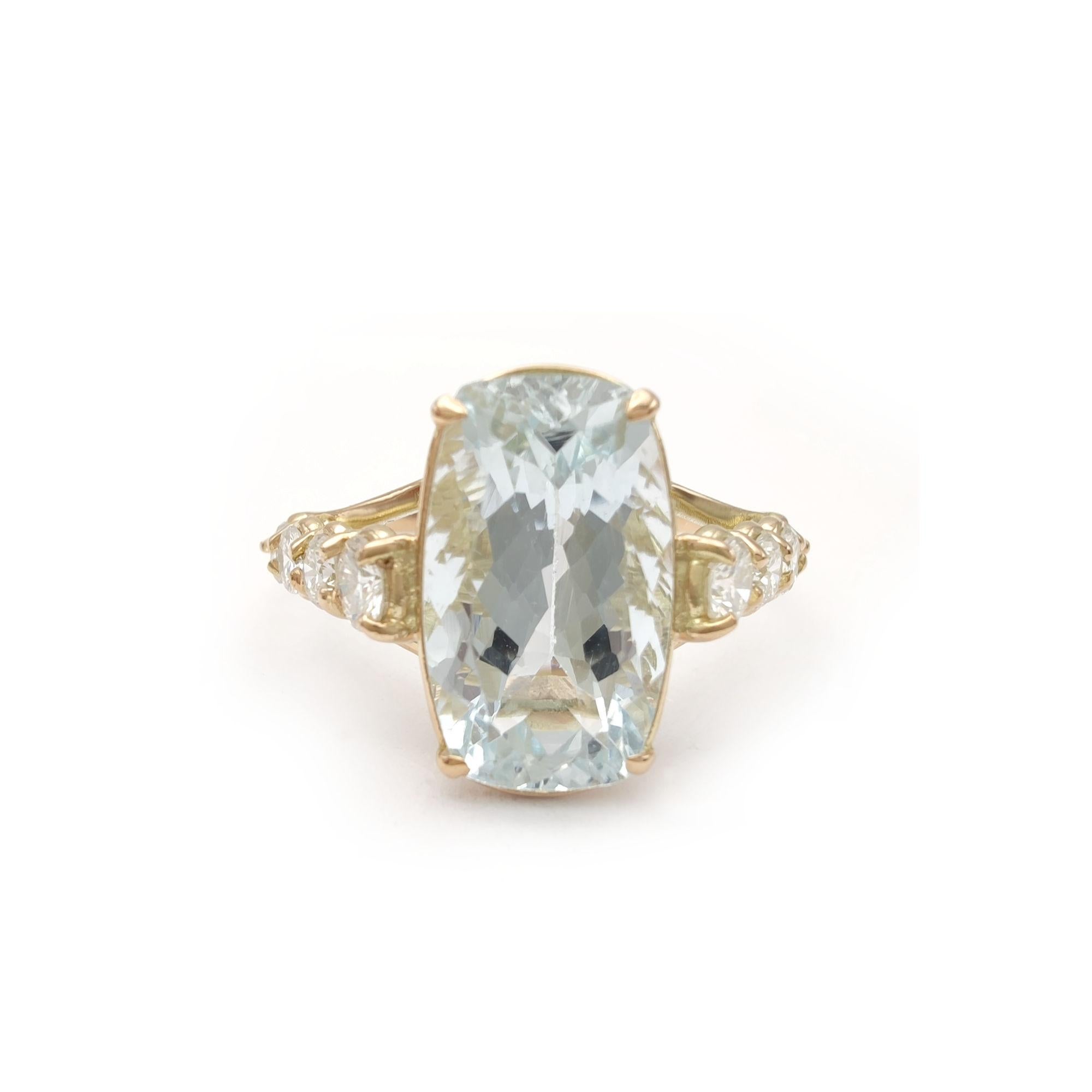 3 Carat Aquamarine and 0.50 Carat Diamond 14K Yellow Gold engagaments ring  In New Condition For Sale In MADRID, ES