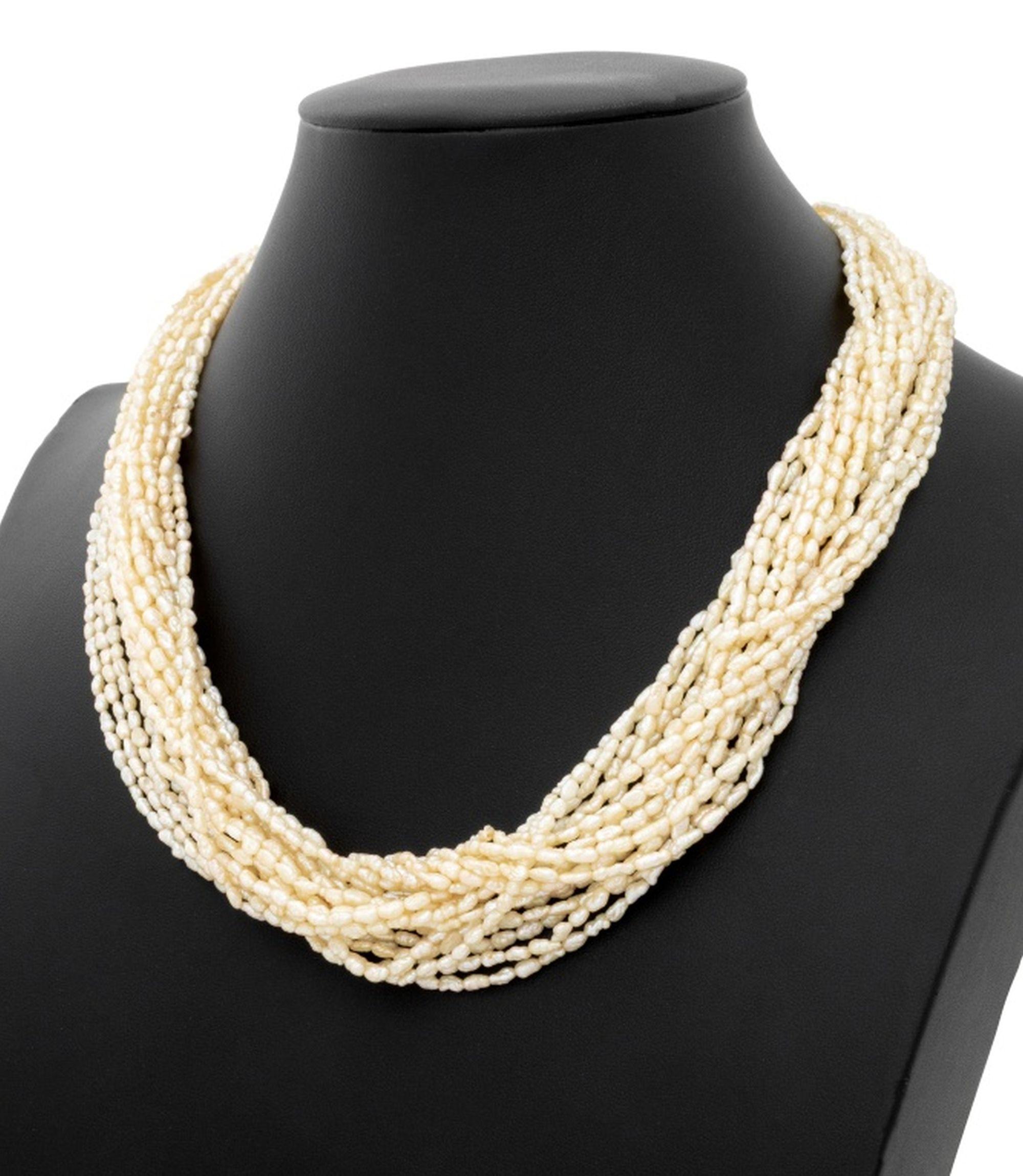 Collana di perle a più fili in oro giallo 14K, con diciannove fili di perle coltivate completamente forate infilate in cordoncini di seta, circa 5,5 x 2,5 mm, uniti da una chiusura a scatola e linguetta e ornati da un'acquamarina taglio smeraldo