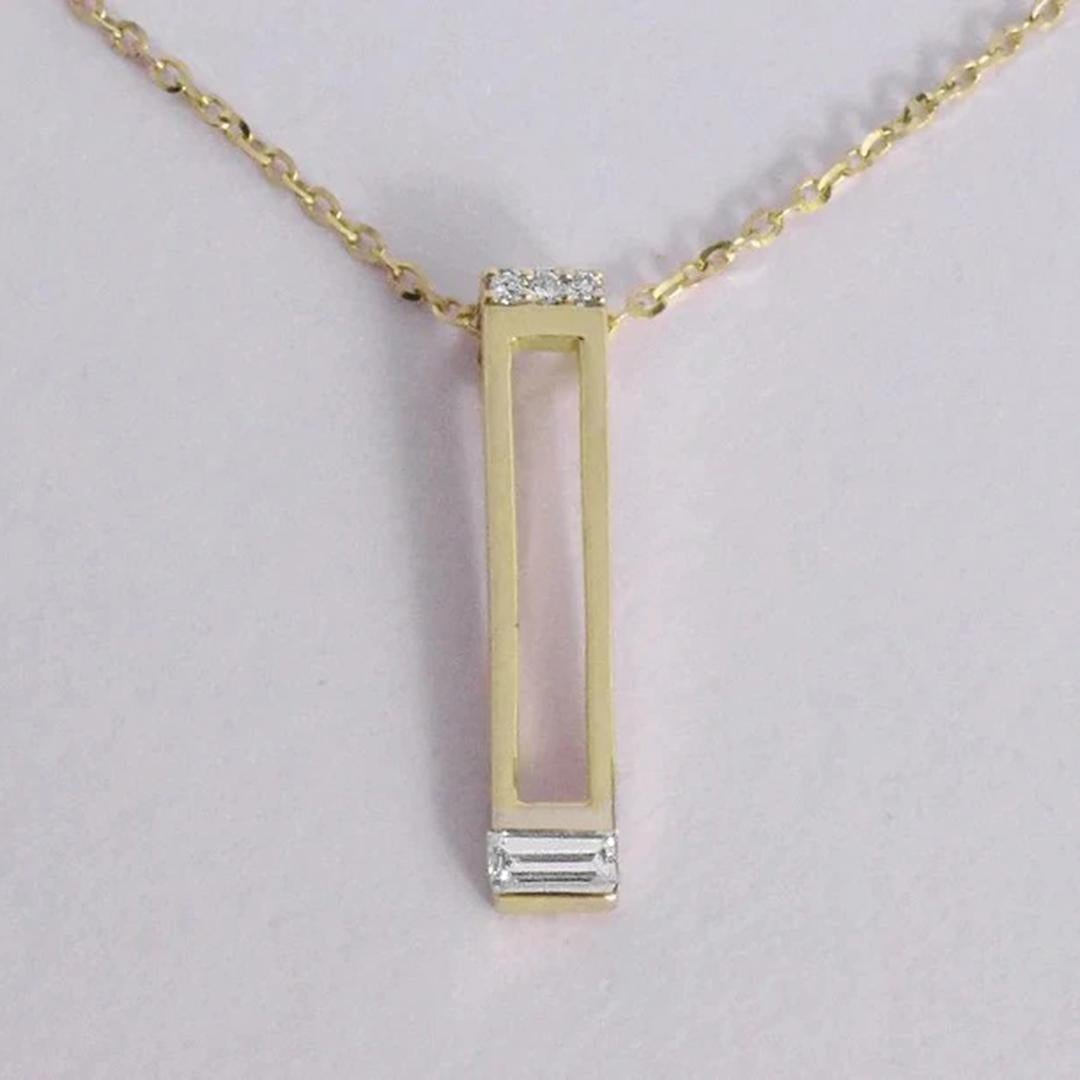 Taille baguette Collier pendentif à breloques en or 14 carats avec diamants baguettes et longue barre de diamants en vente