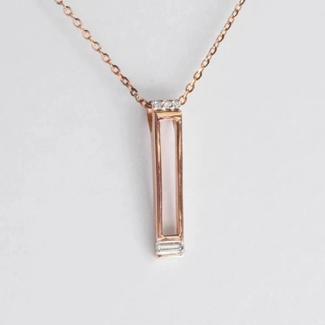 Collier pendentif à breloques en or 14 carats avec diamants baguettes et longue barre de diamants en vente 1