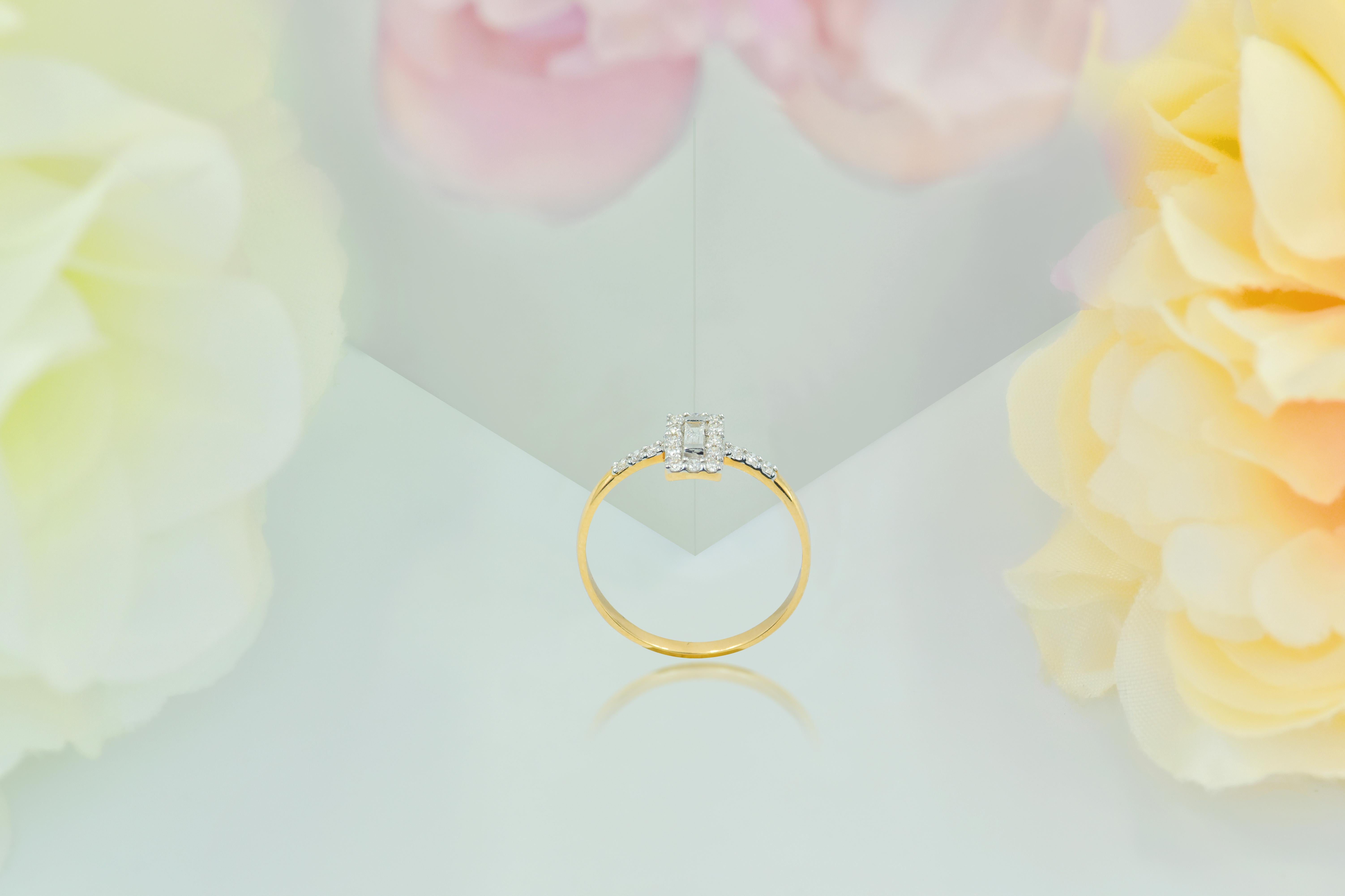 En vente :  Bague de fiançailles en or 14 carats avec diamants taille baguette 7