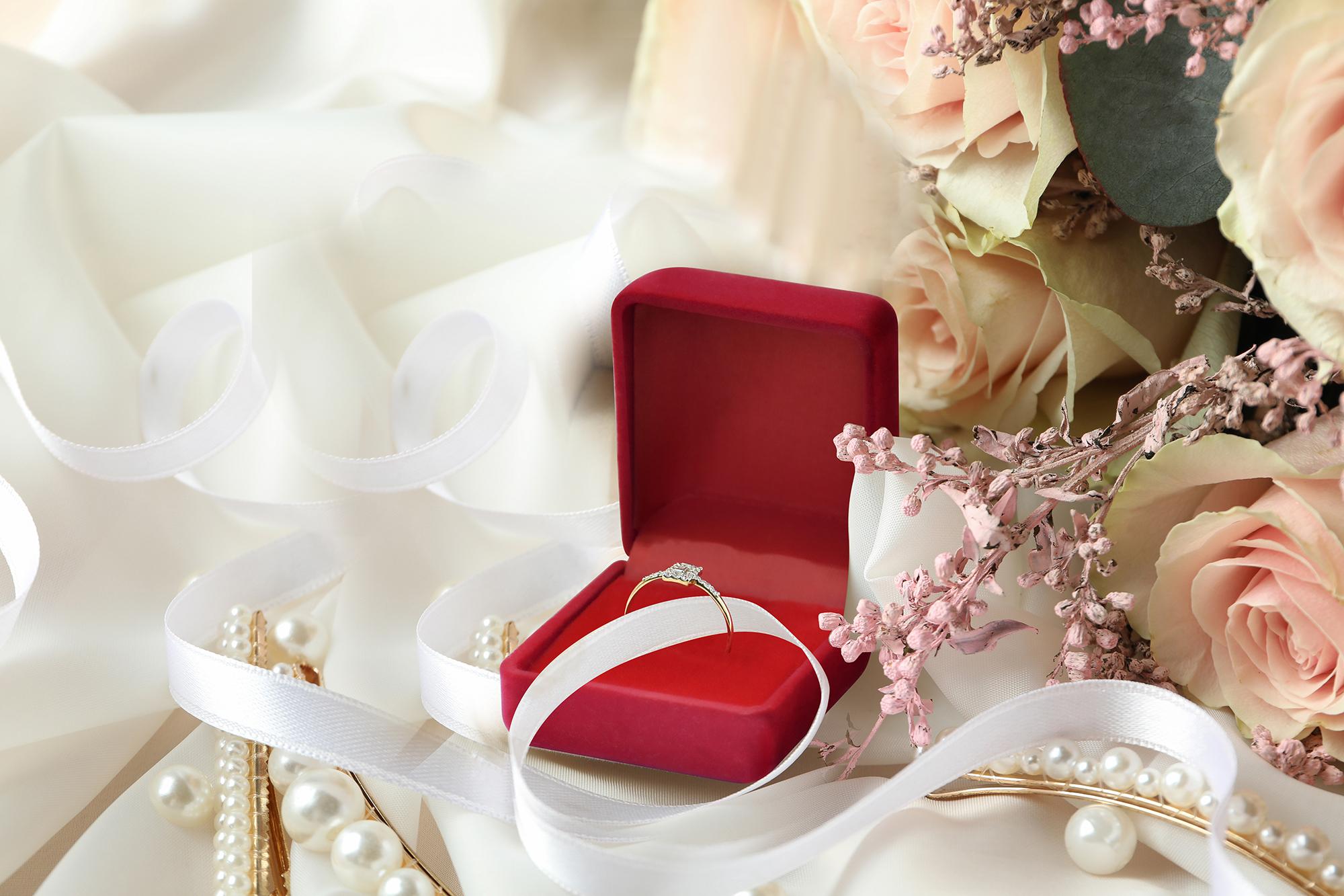 En vente :  Bague de fiançailles en or 14 carats avec diamants taille baguette 8