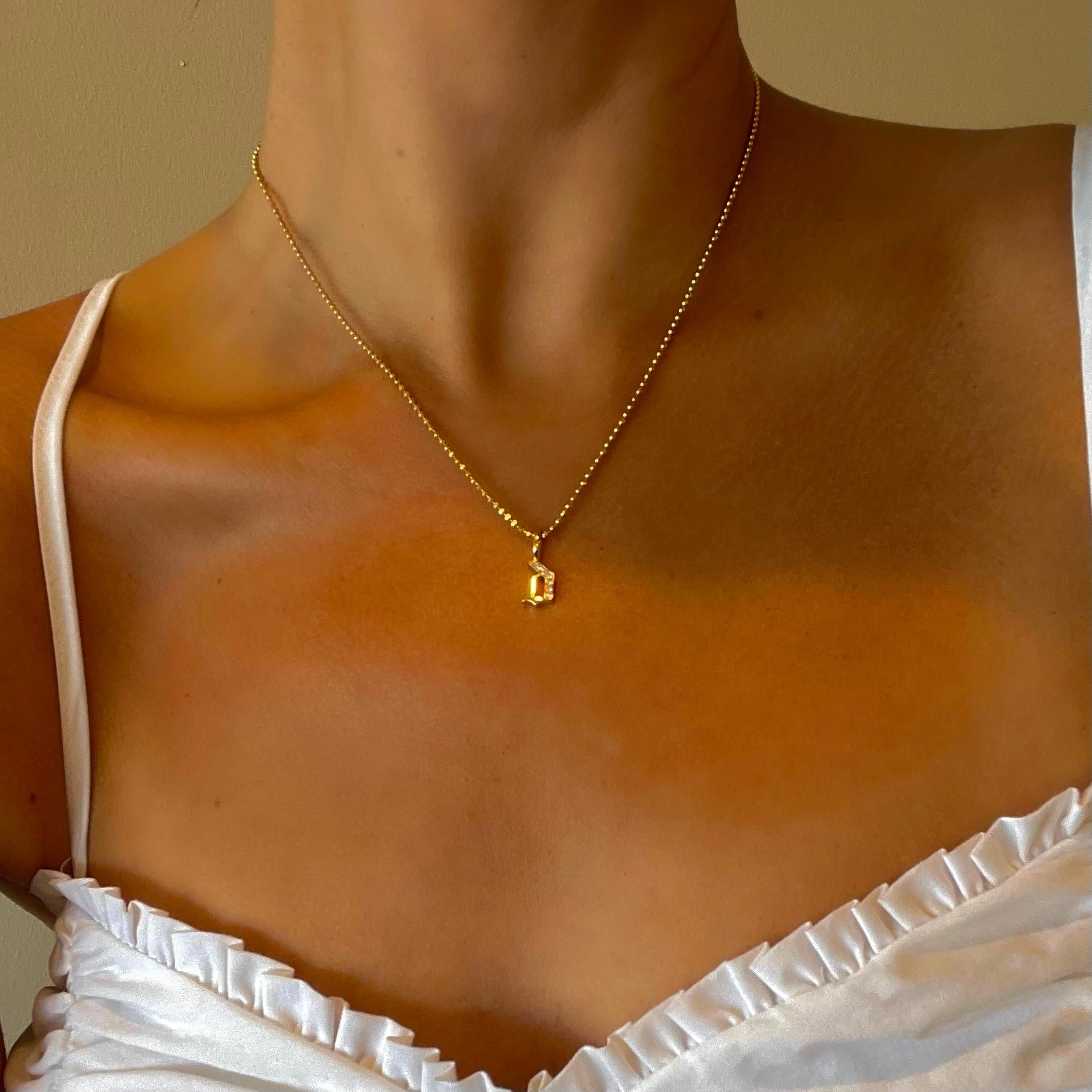 Inspirée par les bijoux de lignée et le geste sentimental d'offrir des bijoux intemporels, la série des onze célèbre la connexion grâce à notre fermoir à diamant double face caractéristique qui brille aux côtés d'une variété de onze chaînes en or