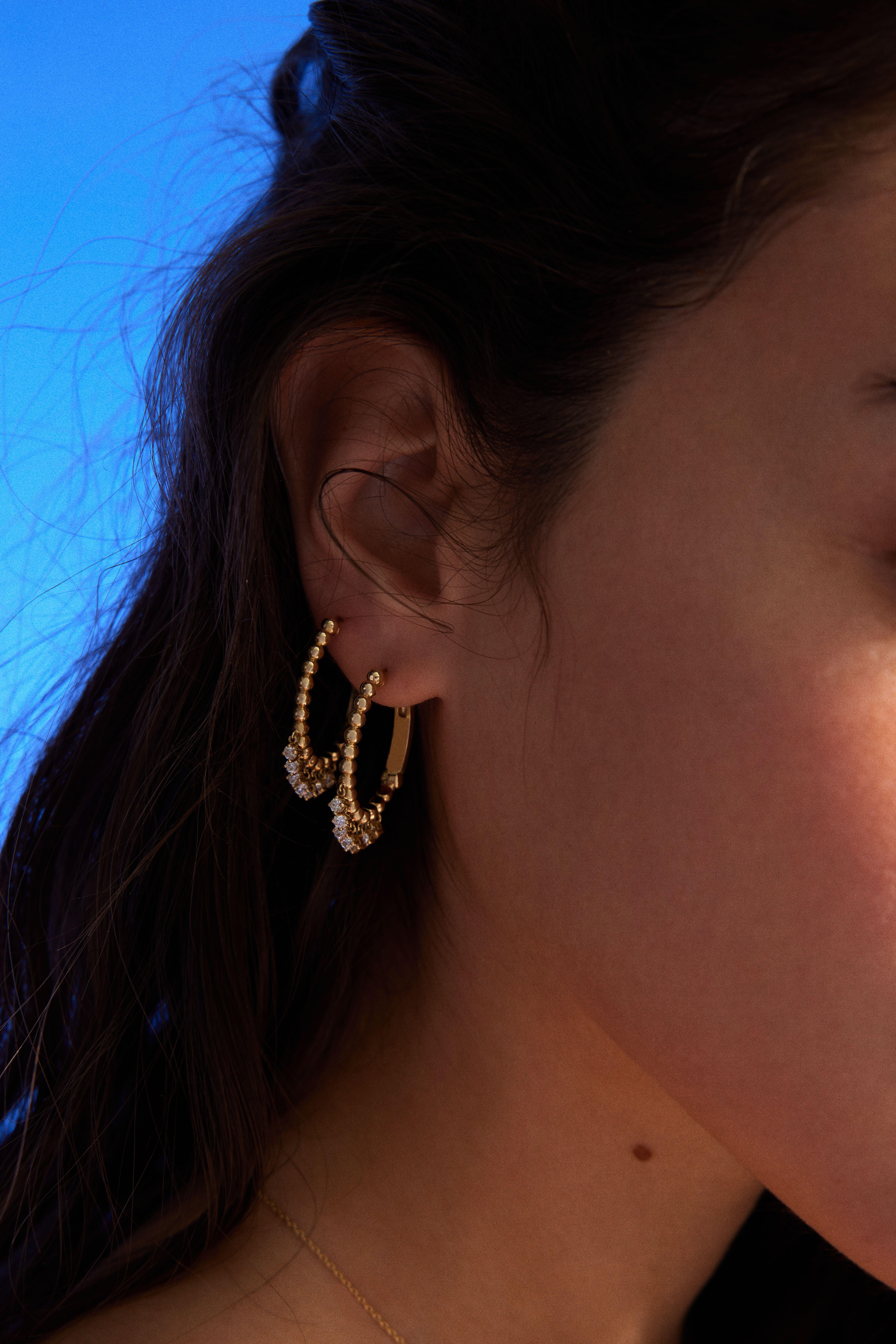 Moderno Cerchi a sfera in oro 14k con diamanti da 0,71 carati in vendita
