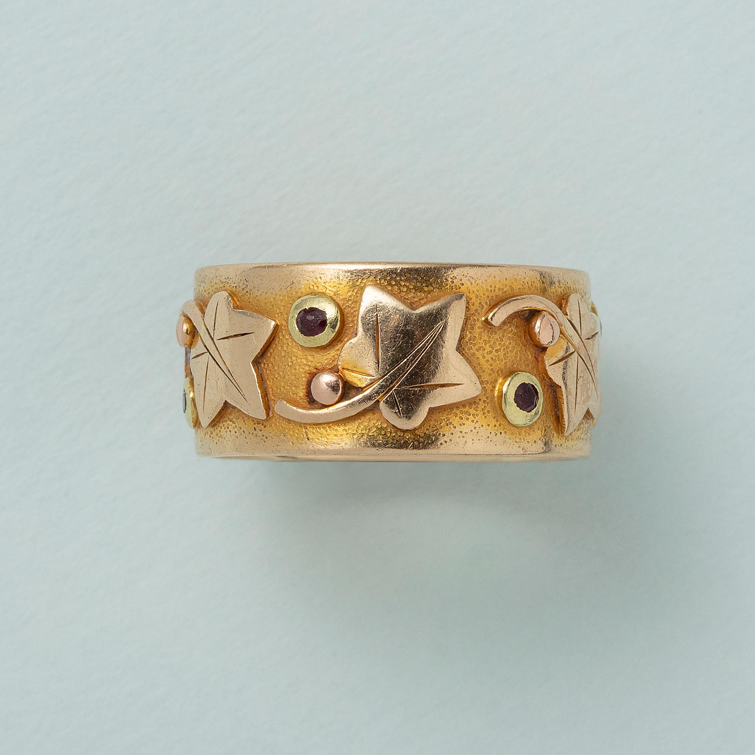 A 14 carat gold vintage band ring with ivy decor and all around set with 6 rubies. Ivy stands for loyal friendship and love

weight: 9.1 g
ring size: 18 mm / 8 1/4 US