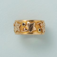 14k Gold Band Ring mit Efeu und Rubin