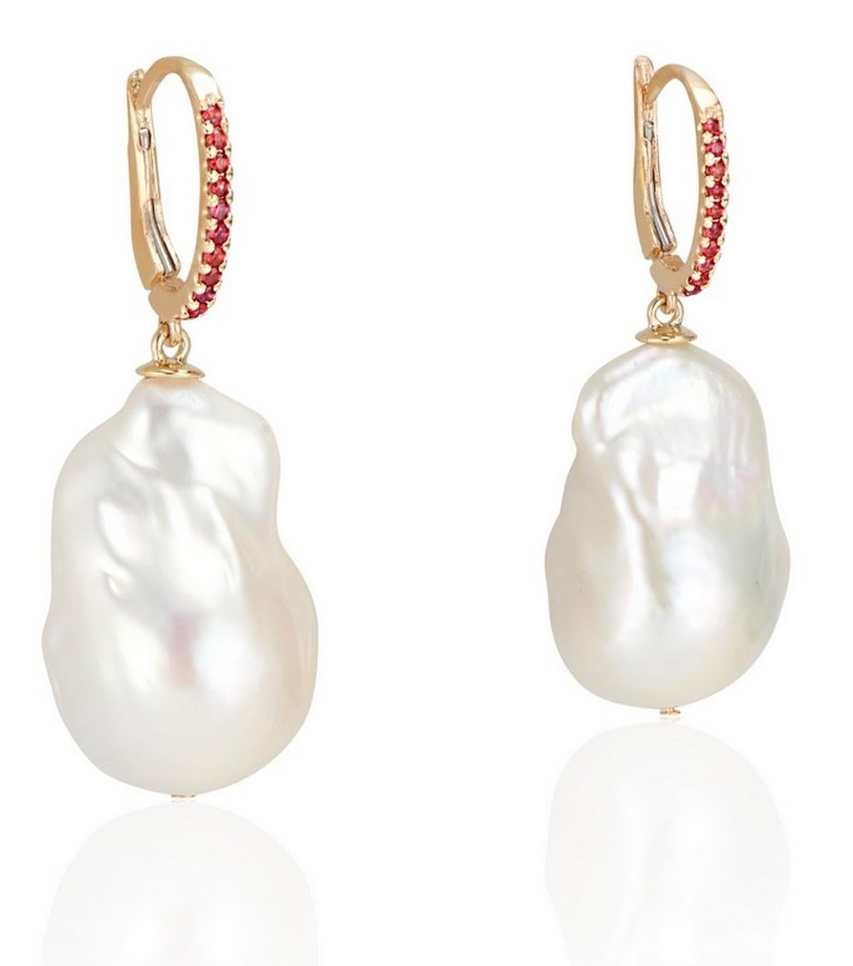 A modern and unexpected contrast of the flame orange sapphire set in a polished yellow gold lever back against the luminous freshwater baroque pearl.
Add a little subtle drama to your look, with these gorgeous earrings.


Earring Length: 1.5