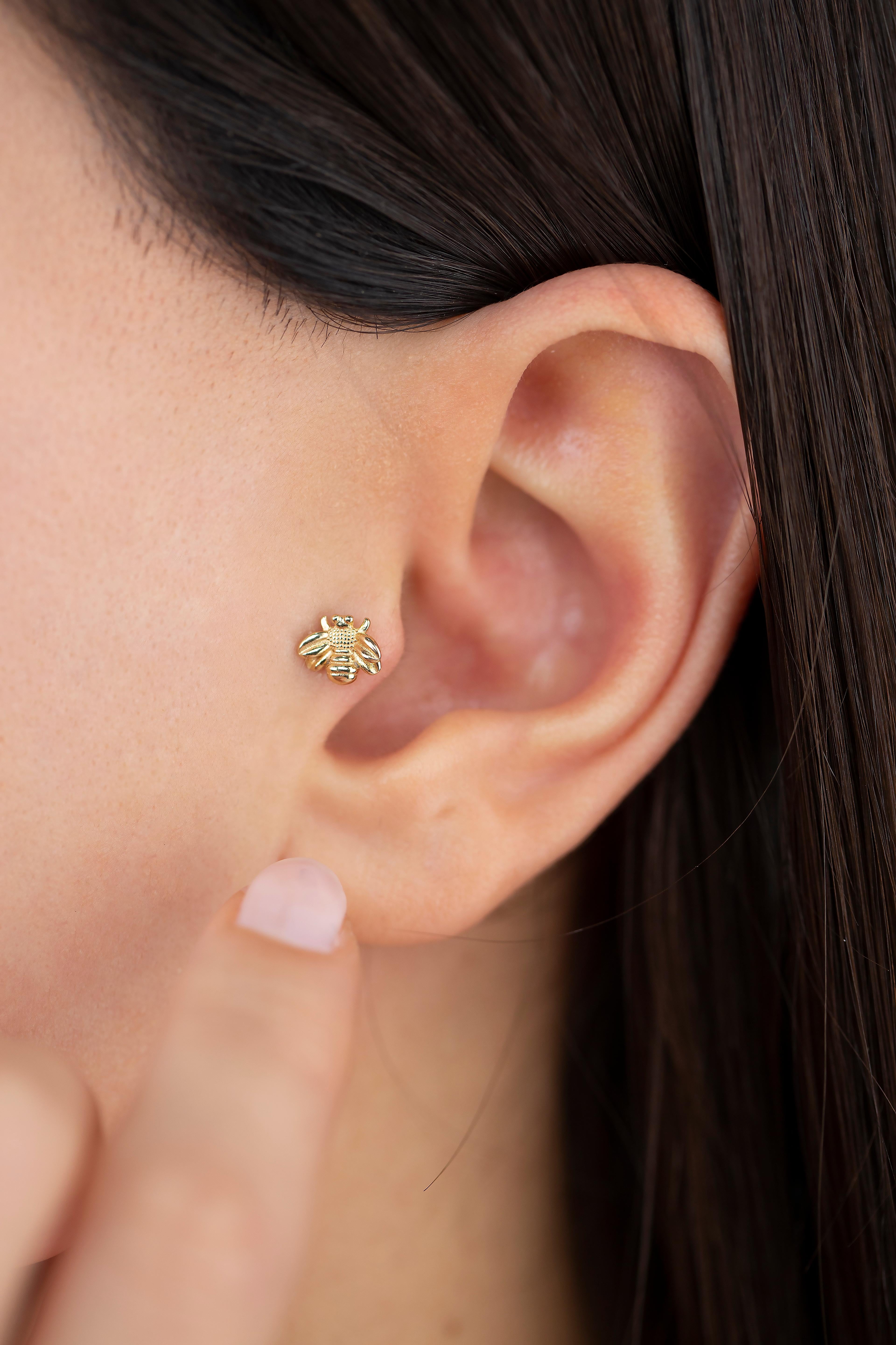 14K Gold Bee Piercing, Honeybee Gold Stud Earring

You can use the piercing as an earring too! Also this piercing is suitable for tragus, nose, helix, lobe, flat, medusa, monreo, labret and stud.

This piercing was made with quality materials and