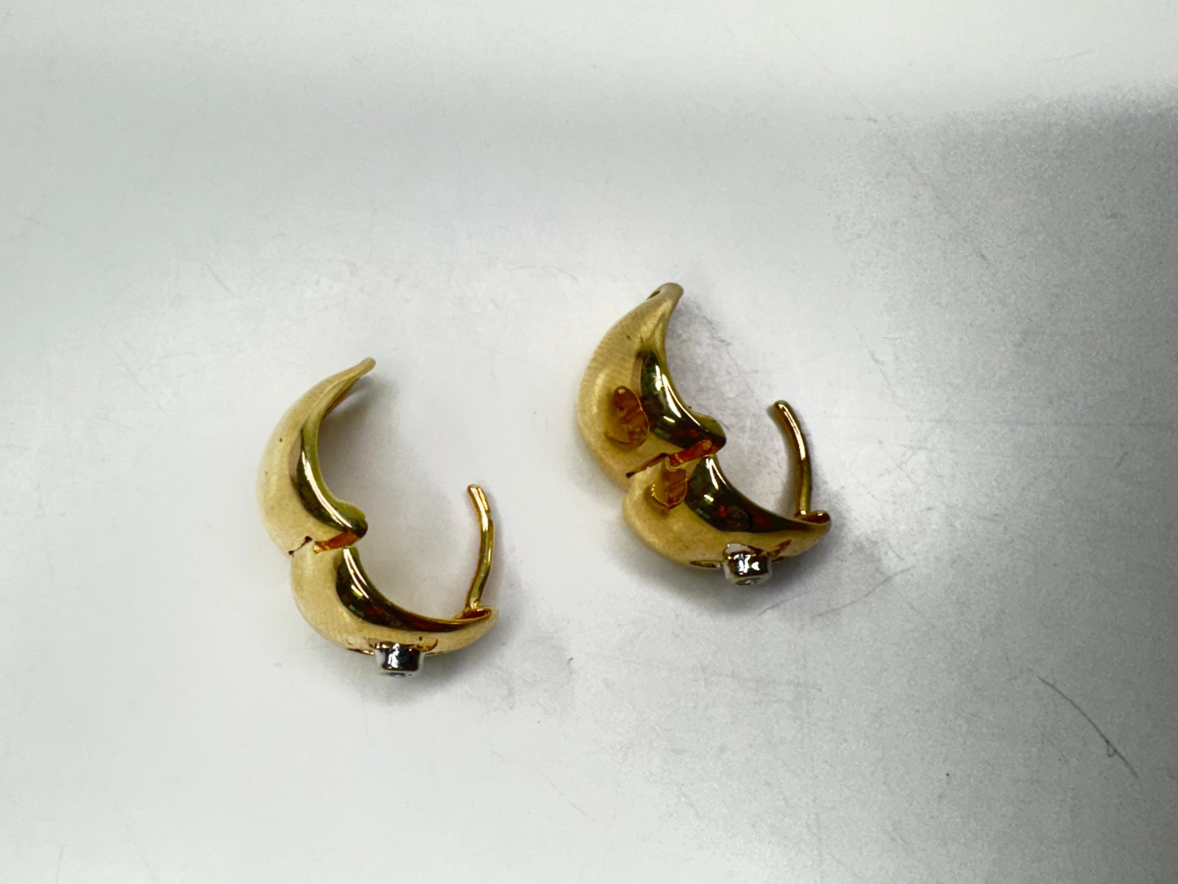 Taglio rotondo Orecchini con castone in oro 14k in vendita