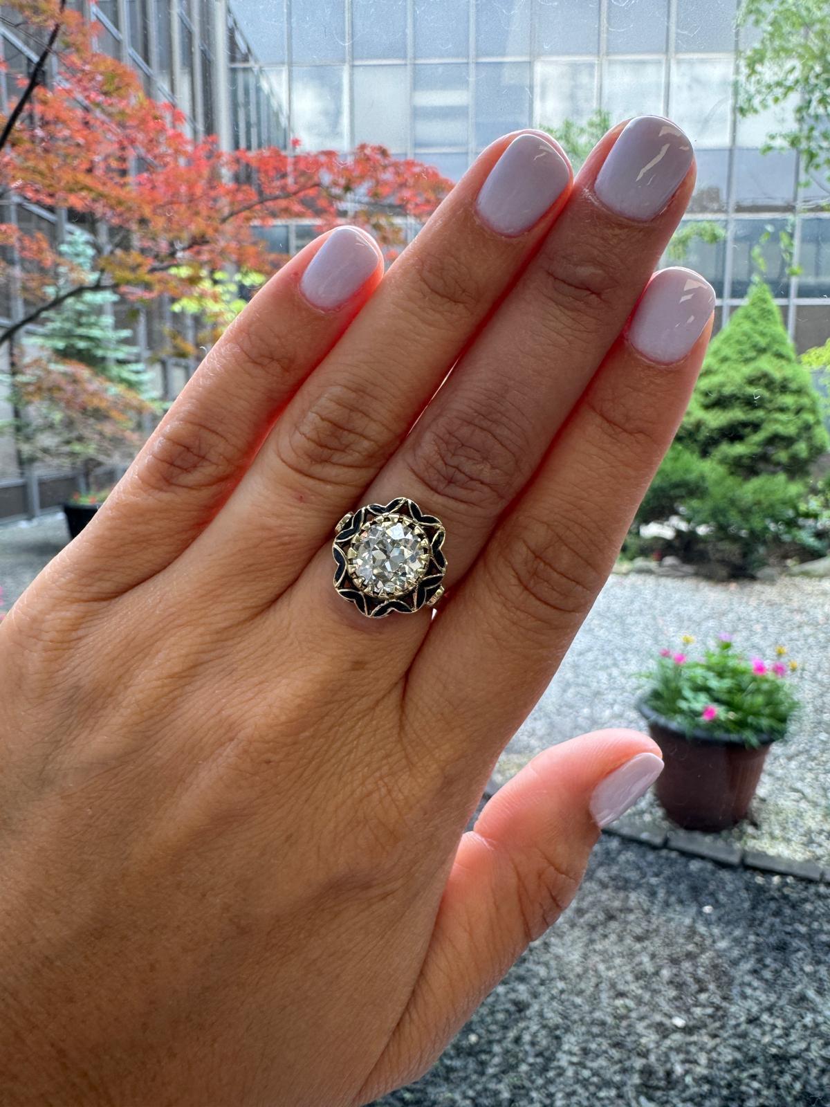 Taglio vecchia miniera Anello in oro 14K e smalto nero con diamante taglio vecchia miniera da 2,65 carati in vendita