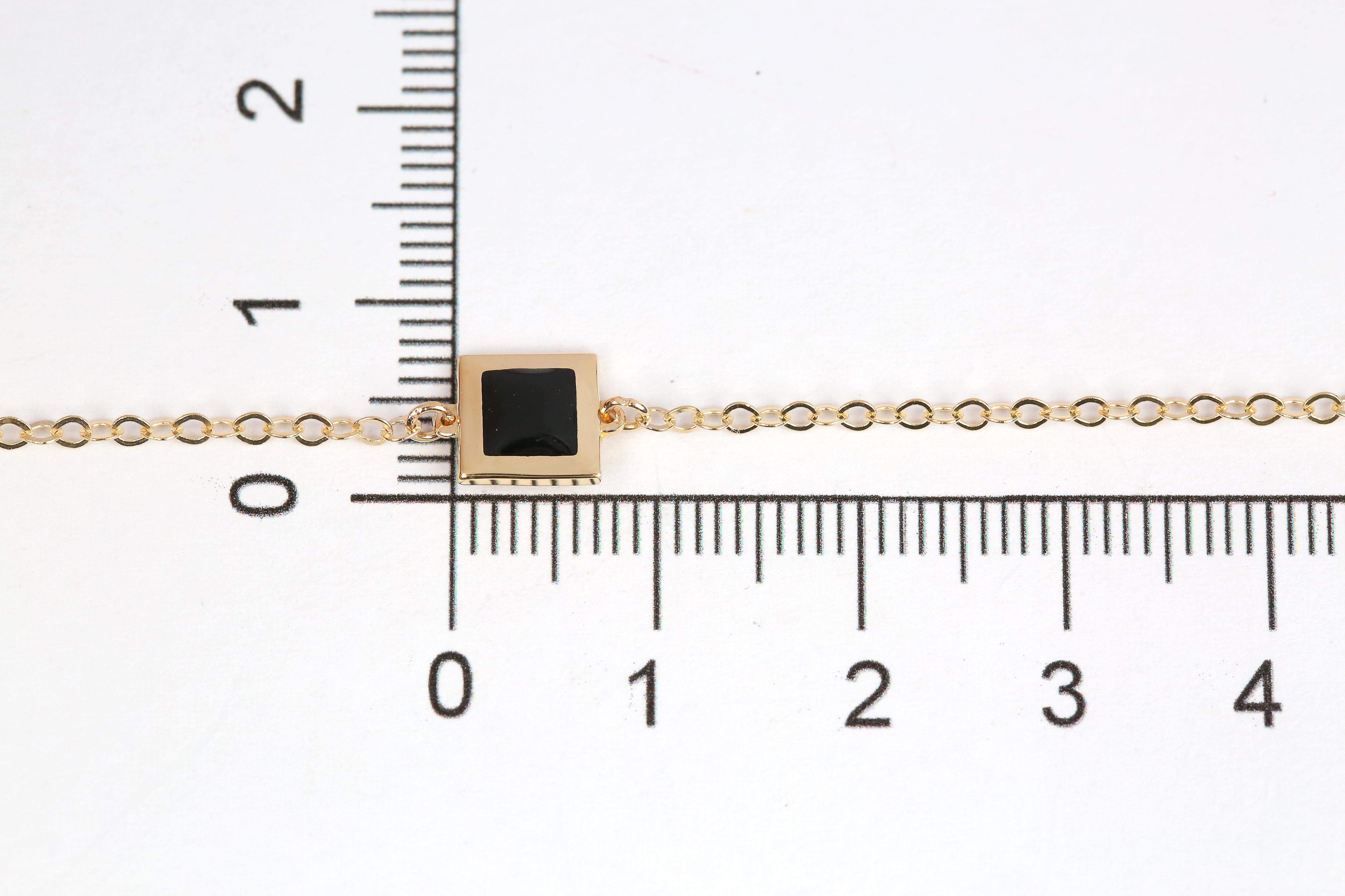 14K Gold Schwarz emailliertes quadratisches Dainty-Armband mit Anhänger im Zustand „Neu“ in ISTANBUL, TR