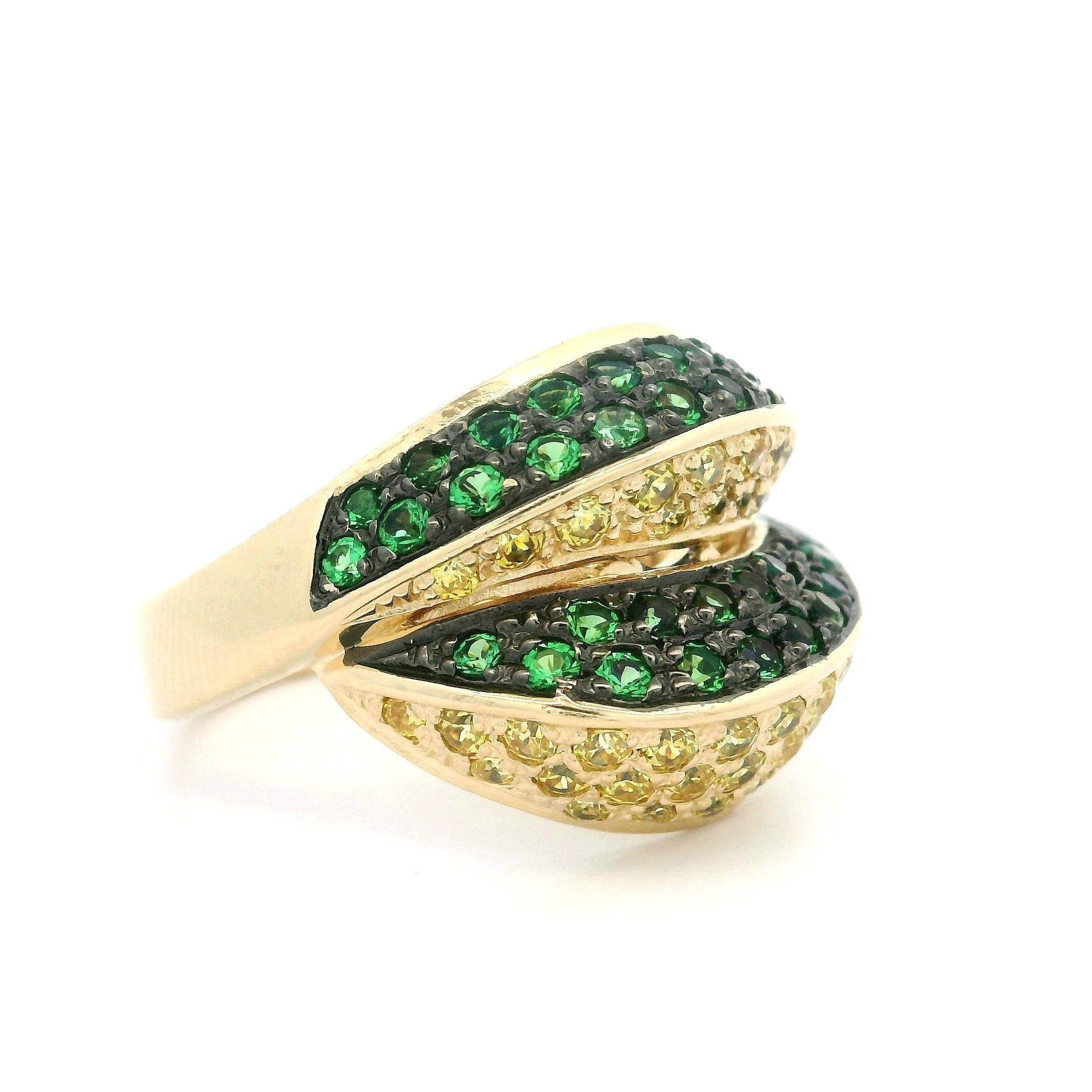 Donna Anello a fascia con serpente bypass in oro 14k e rodio nero con zaffiro tsavorite in vendita