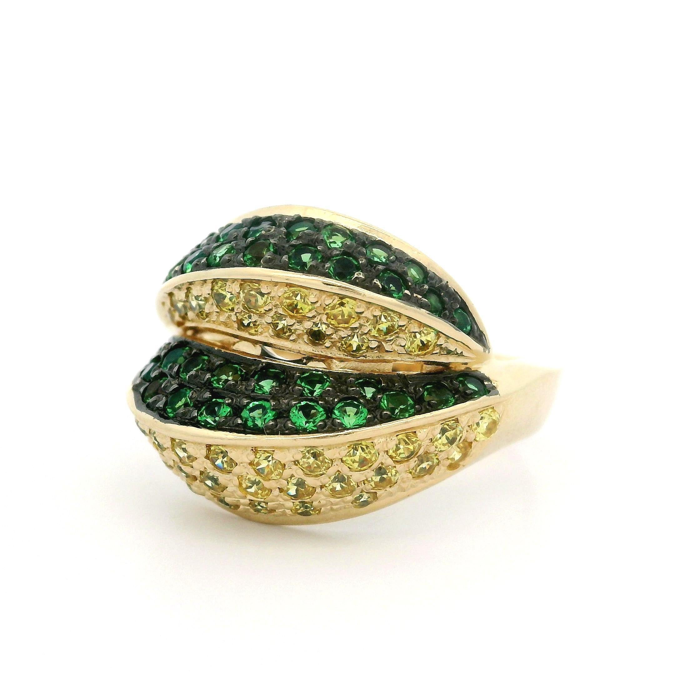Anillo de oro de 14 quilates y rodio negro con zafiro tsavorita y serpiente de bypass para cóctel
