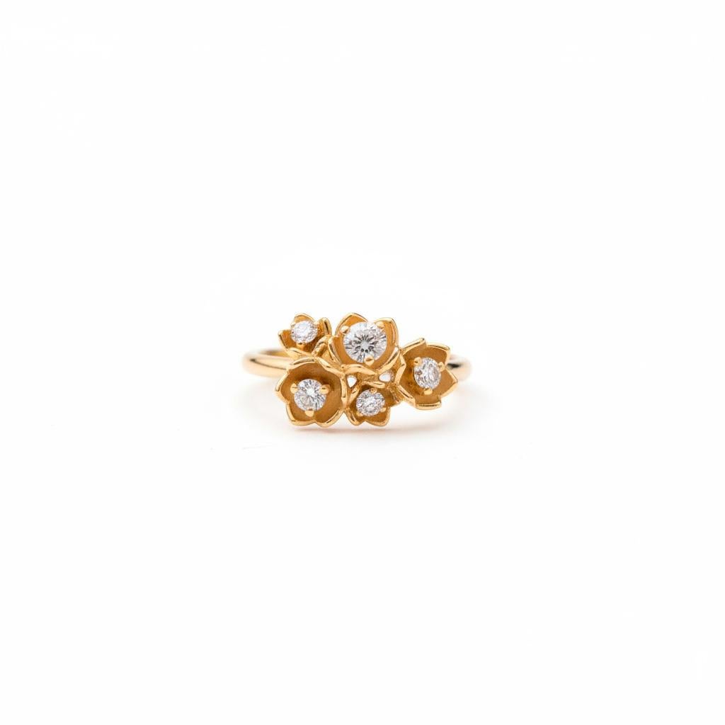 Im Angebot: 14k Gold blossom flower ring. White Flowers ring. () 7