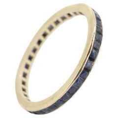 Fascia sottile a eternità in oro 14k con zaffiro blu. Canale sottile incastonato Princess