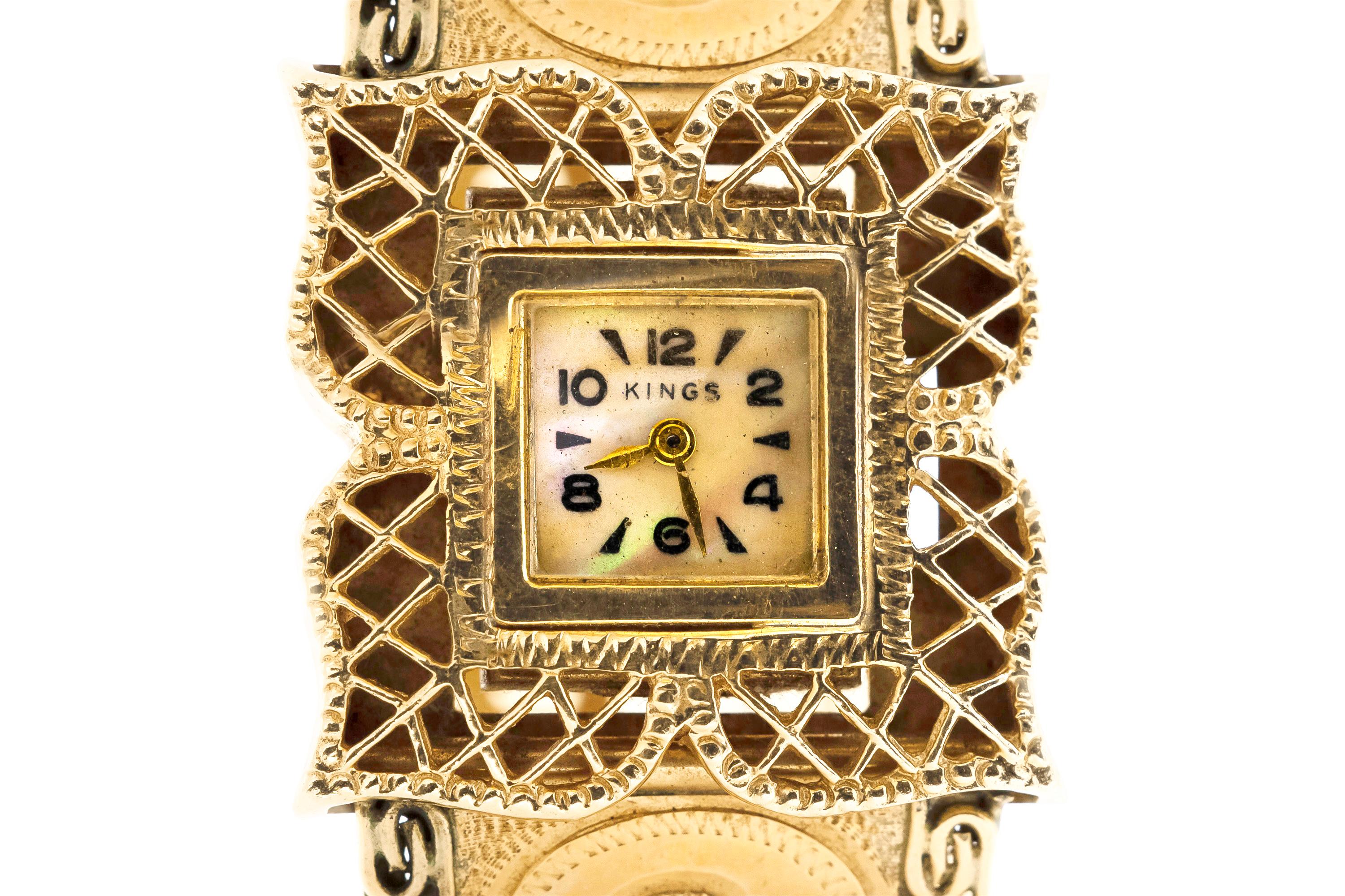 Fein gearbeitet aus 14k Gelbgold mit einer versteckten Uhr.
Circa 1950er Jahre
Größe 6 1/2