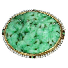 Broche de oro de 14 quilates con borde de jade verde y perlas Broche de oro de 14 quilates con borde de jade verde y perlas