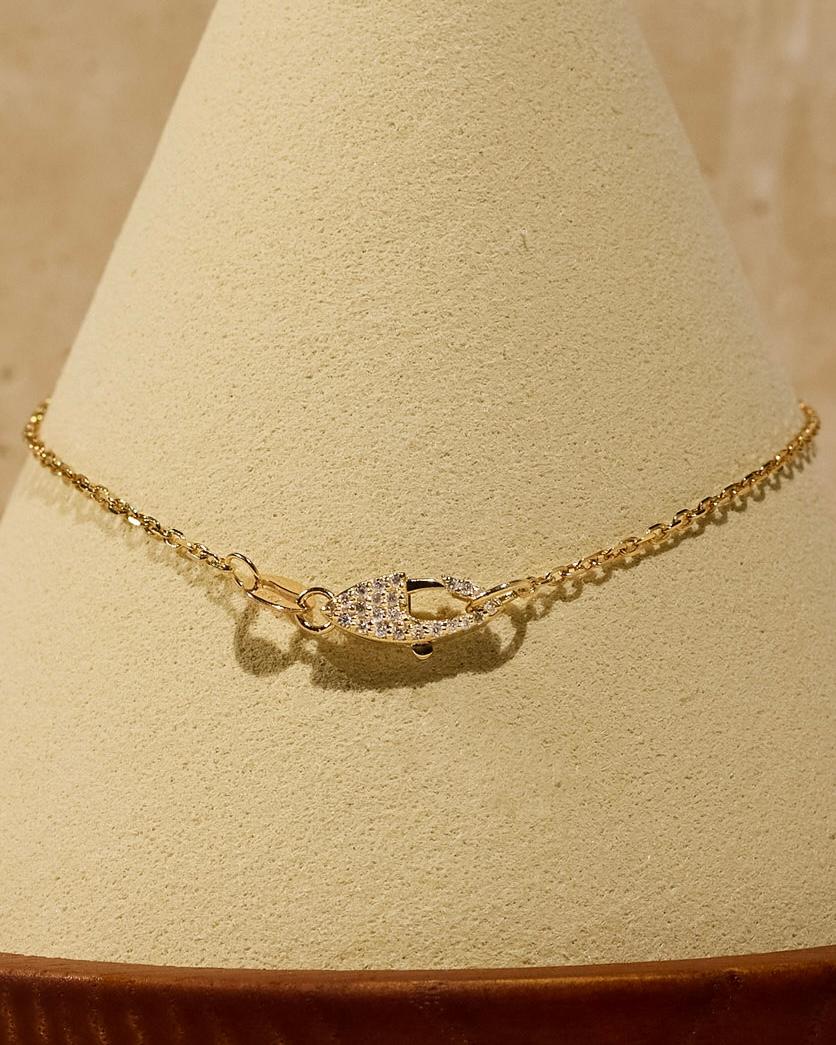 Realizzato in oro giallo 14 carati, questo braccialetto a catena senza tempo è impreziosito dalla nostra caratteristica chiusura con diamanti naturali a doppio lato e pavé a mano: una vera e propria dichiarazione di raffinata eleganza. Progettato