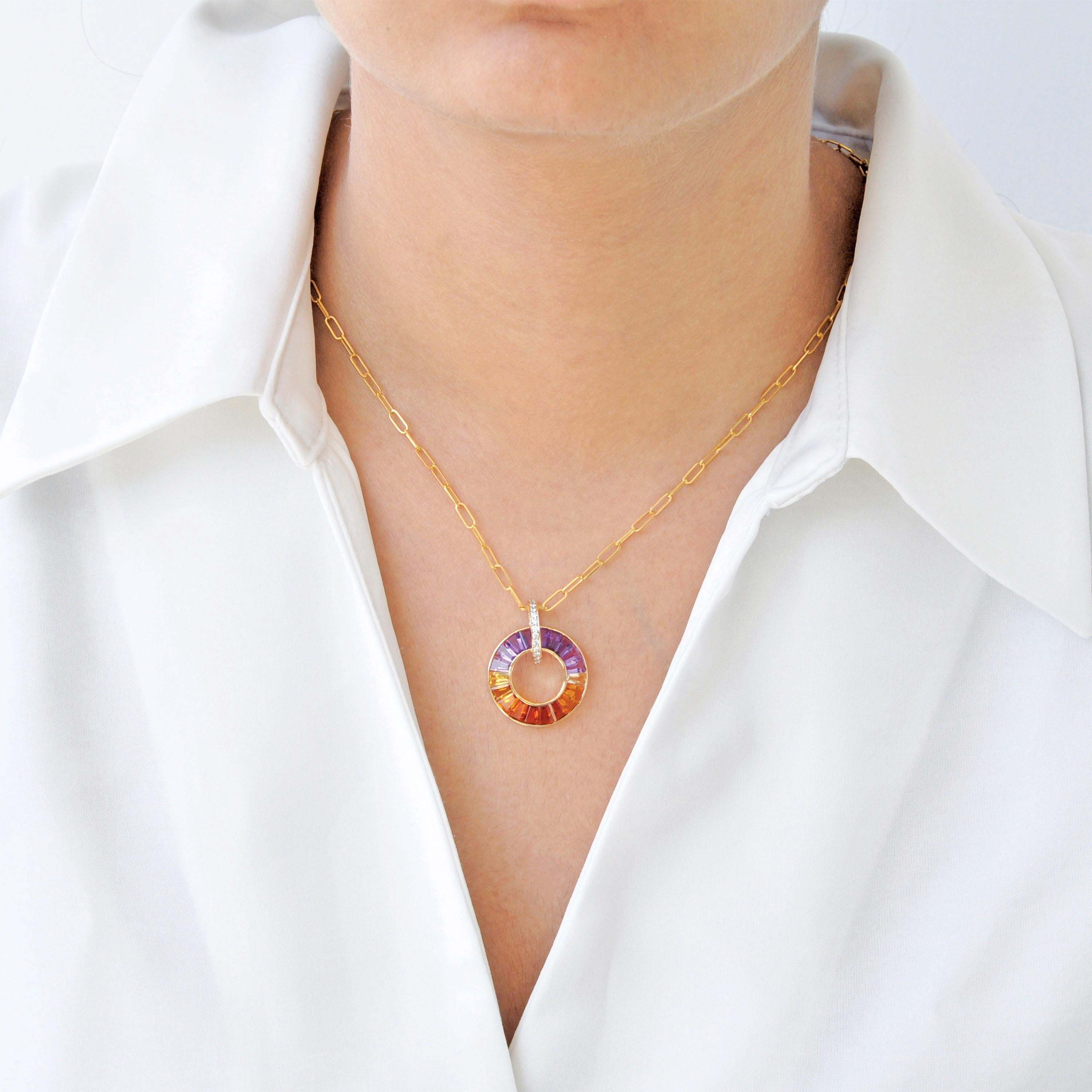 Collana con ciondolo in oro 14K con gemme ametrine taglio baguette e incastro a canale in vendita 5