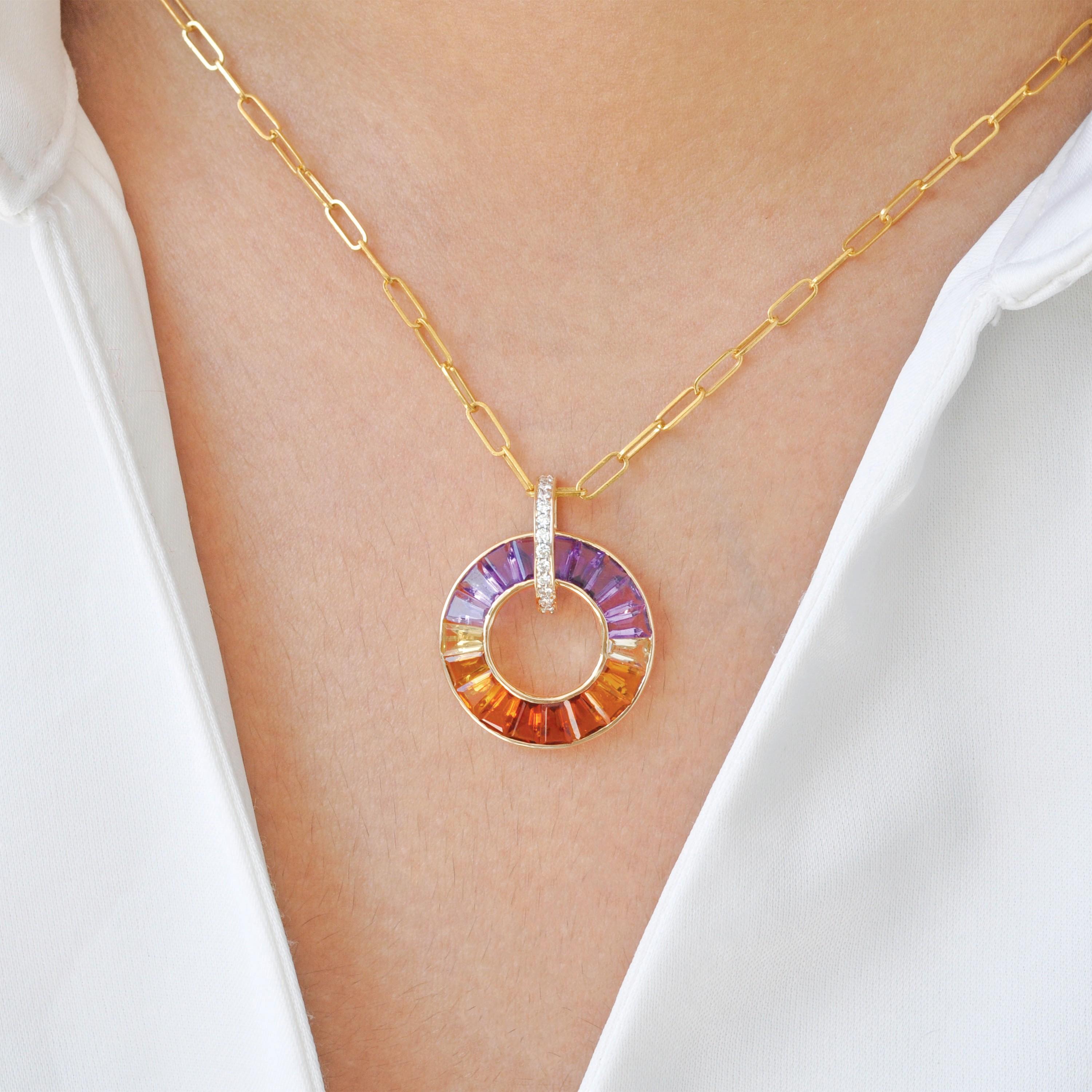 Questo elegante ciondolo a forma di cerchio con ametrina in oro 14K è un capolavoro di colore e precisione, con baguette affusolate di ametista e citrino in un'incastonatura a canale senza soluzione di continuità. Le gemme passano da tonalità