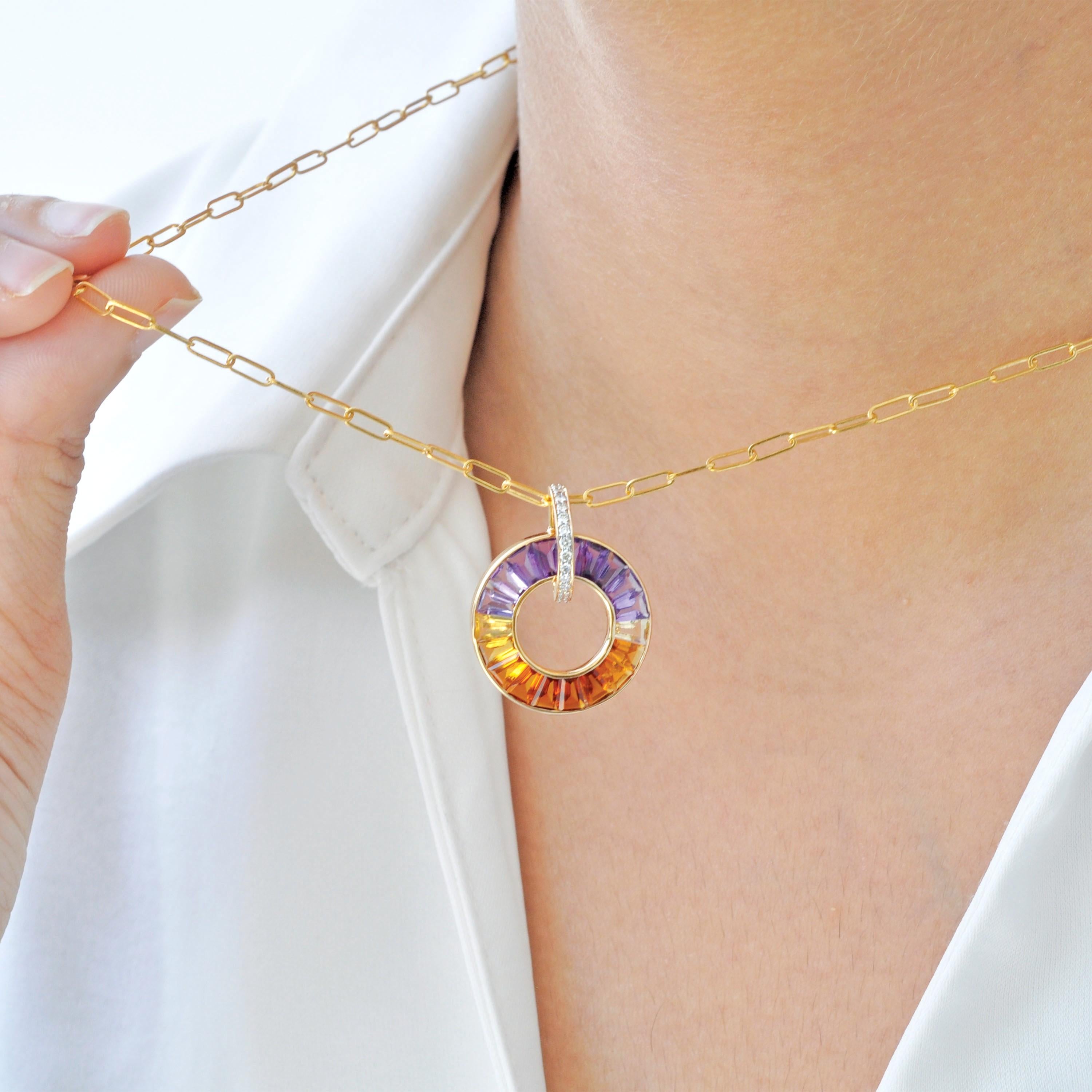 Contemporaneo Collana con ciondolo in oro 14K con gemme ametrine taglio baguette e incastro a canale in vendita