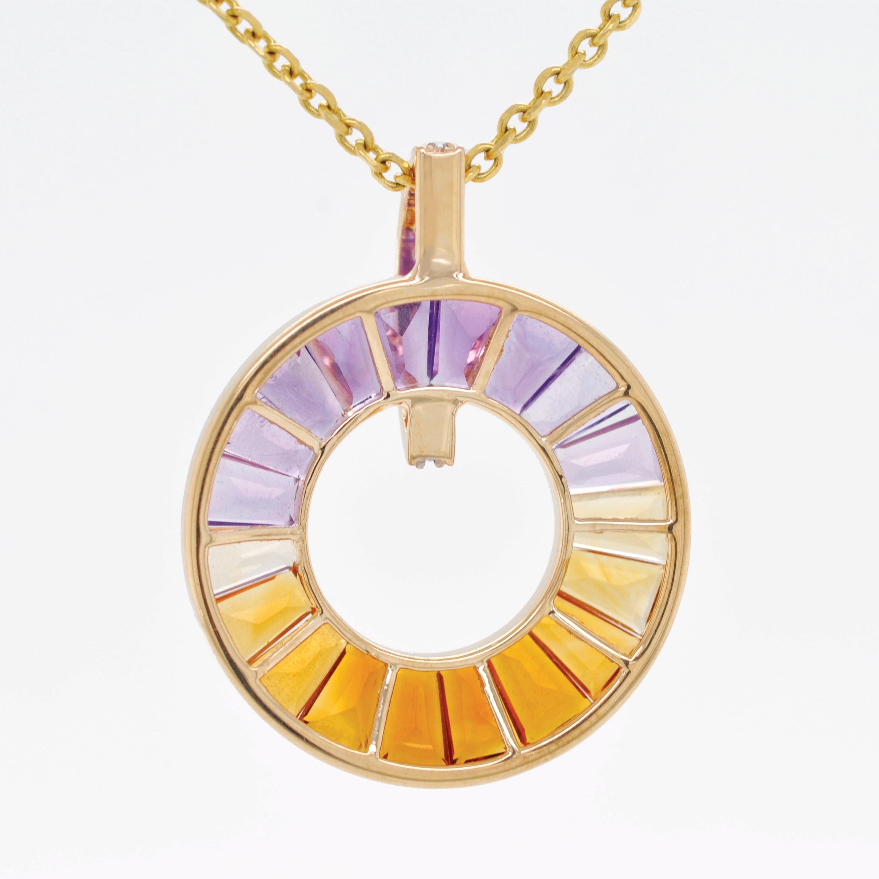Collana con ciondolo in oro 14K con gemme ametrine taglio baguette e incastro a canale in vendita 1
