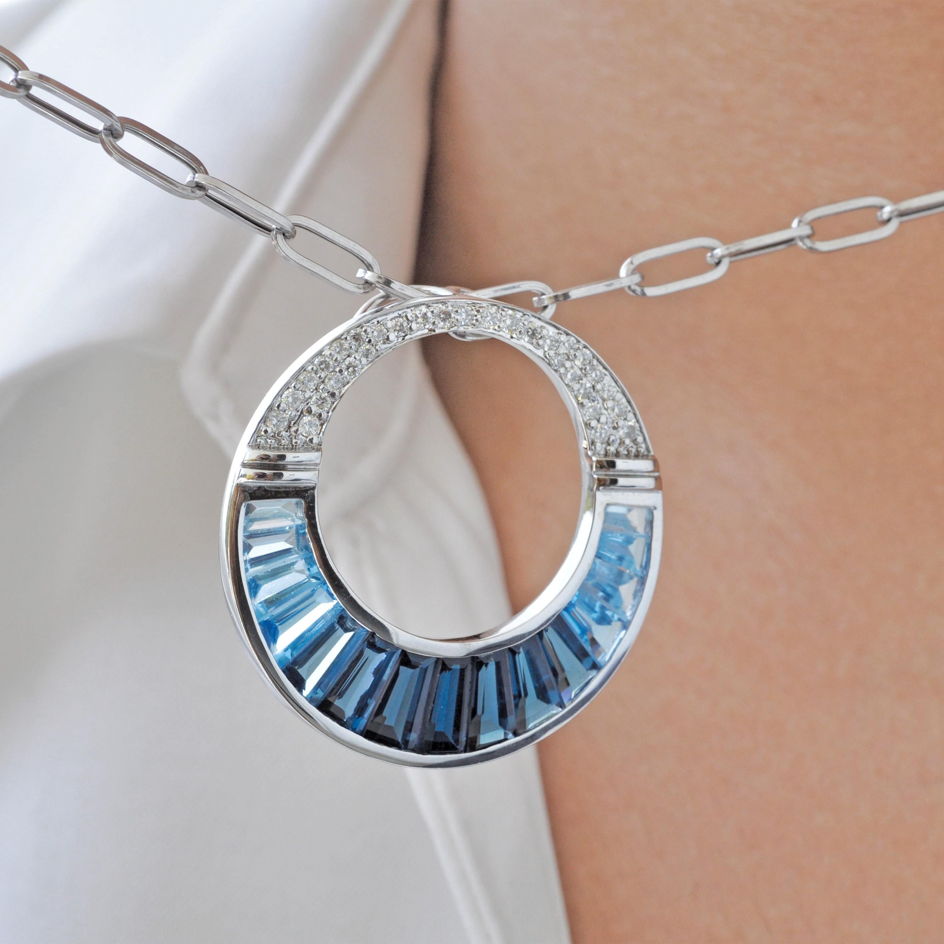 14K Gold Calibre Cut Gradient Blue Topaz Baguette Diamond Pendant Brooch im Angebot 6