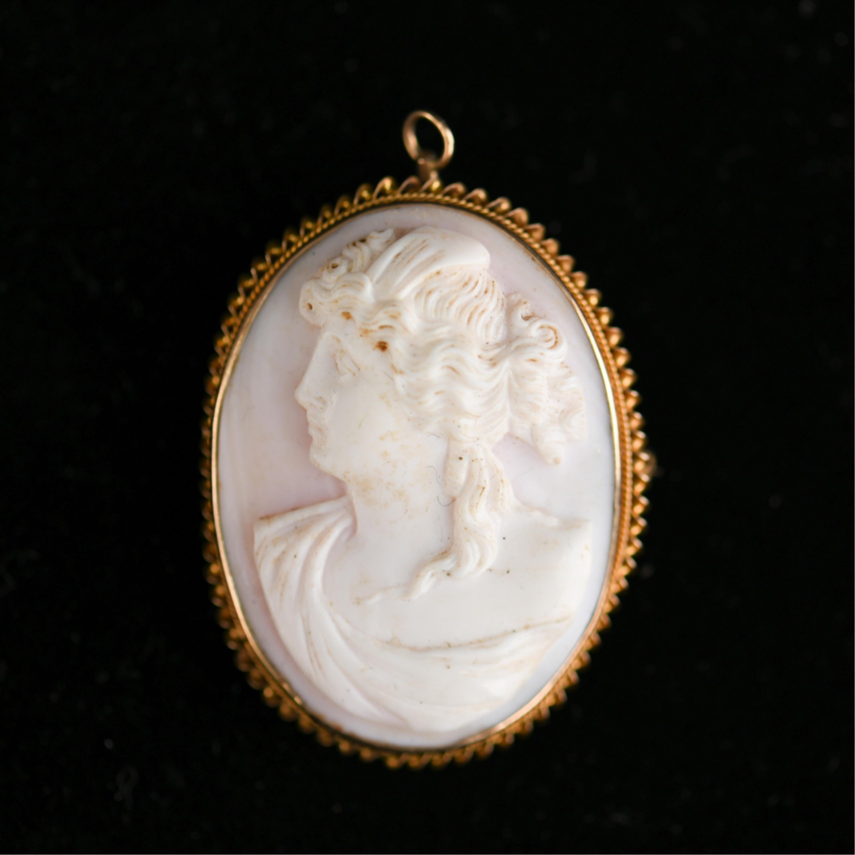 14-karat yellow gold and hard shell cameo. Can be worn as a pendant or a brooch.