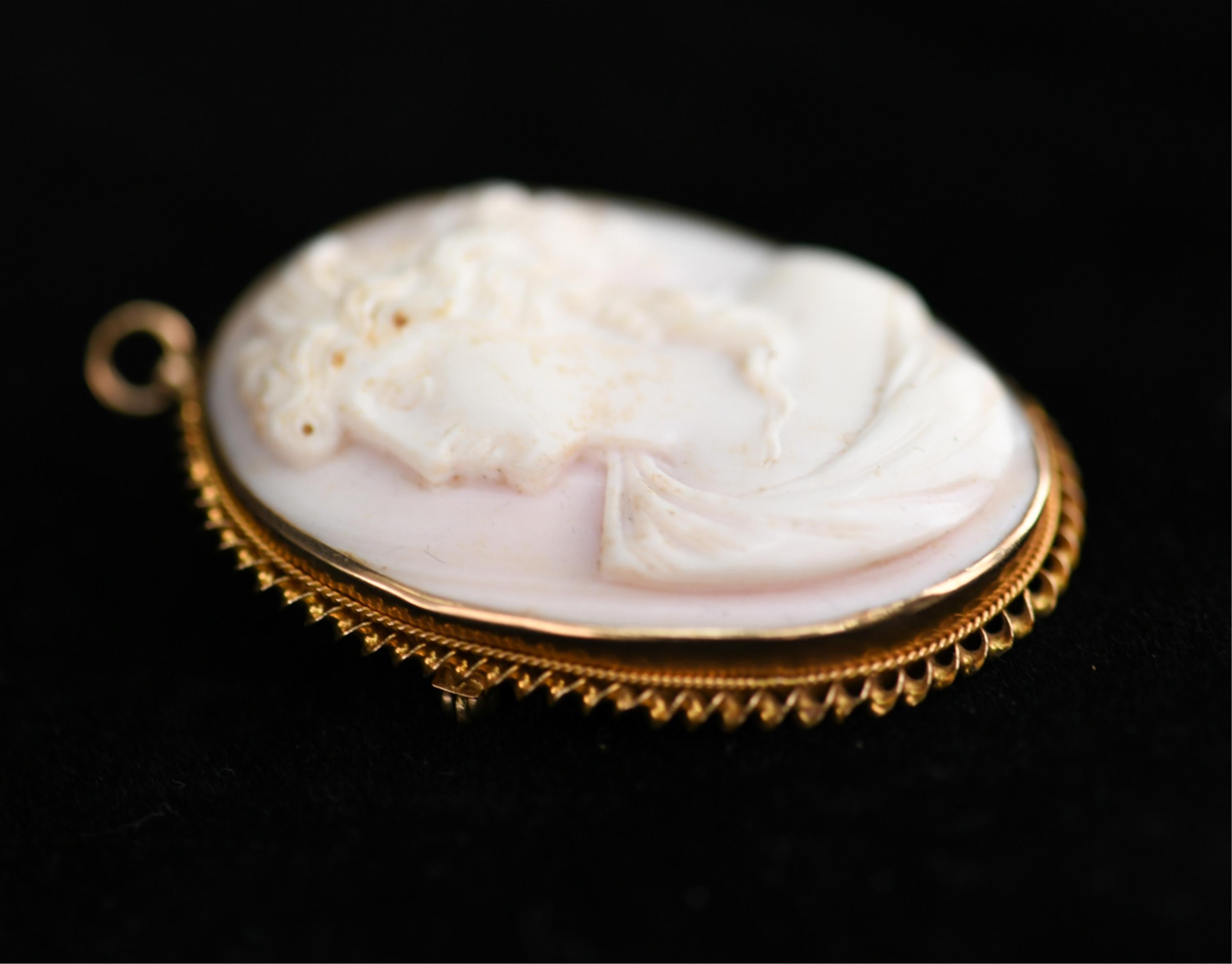 Or pendentif Camée en or 14 carats en vente
