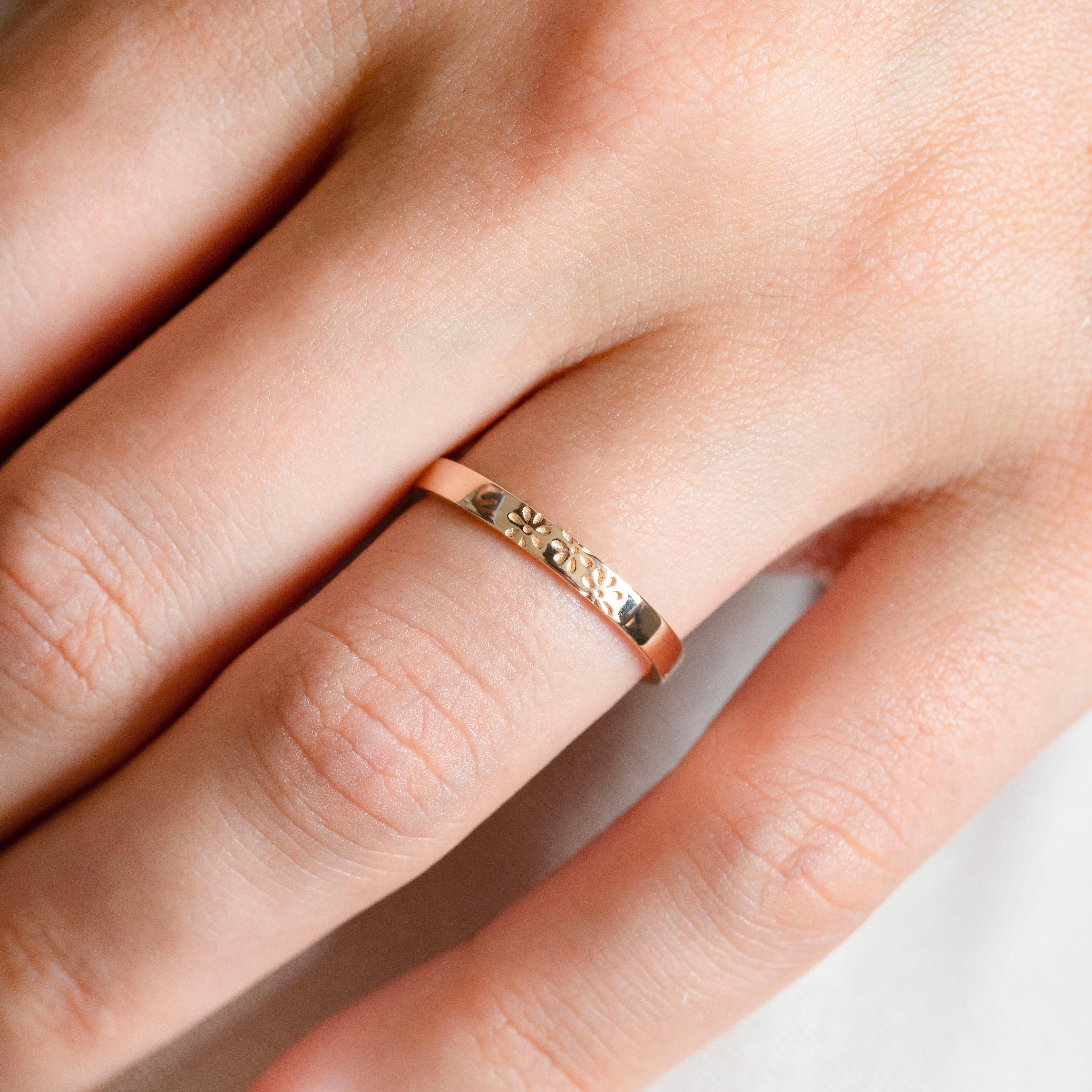 Anello nuziale botanico alla camomilla in oro 14K - Eleganza del design floreale della botanica

**Oro massiccio 14K (oro rosa/oro giallo/oro bianco)
(Se desideri un colore d'oro diverso, comunicacelo nella sezione messaggi). Se non lo specifichi,