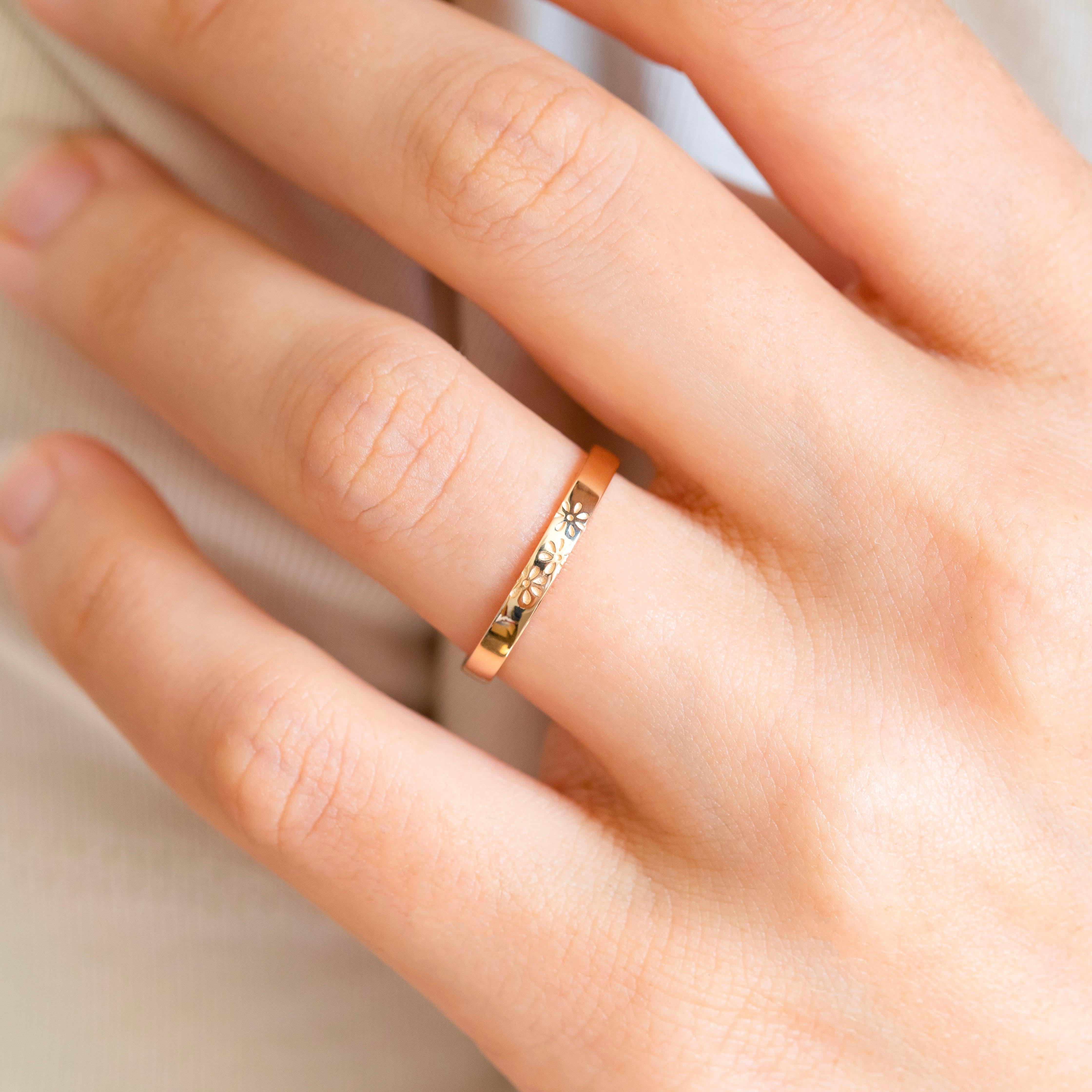 Anello nuziale botanico alla camomilla in oro 14K - Eleganza del design floreale della botanica In condizioni Nuovo in vendita a ISTANBUL, TR