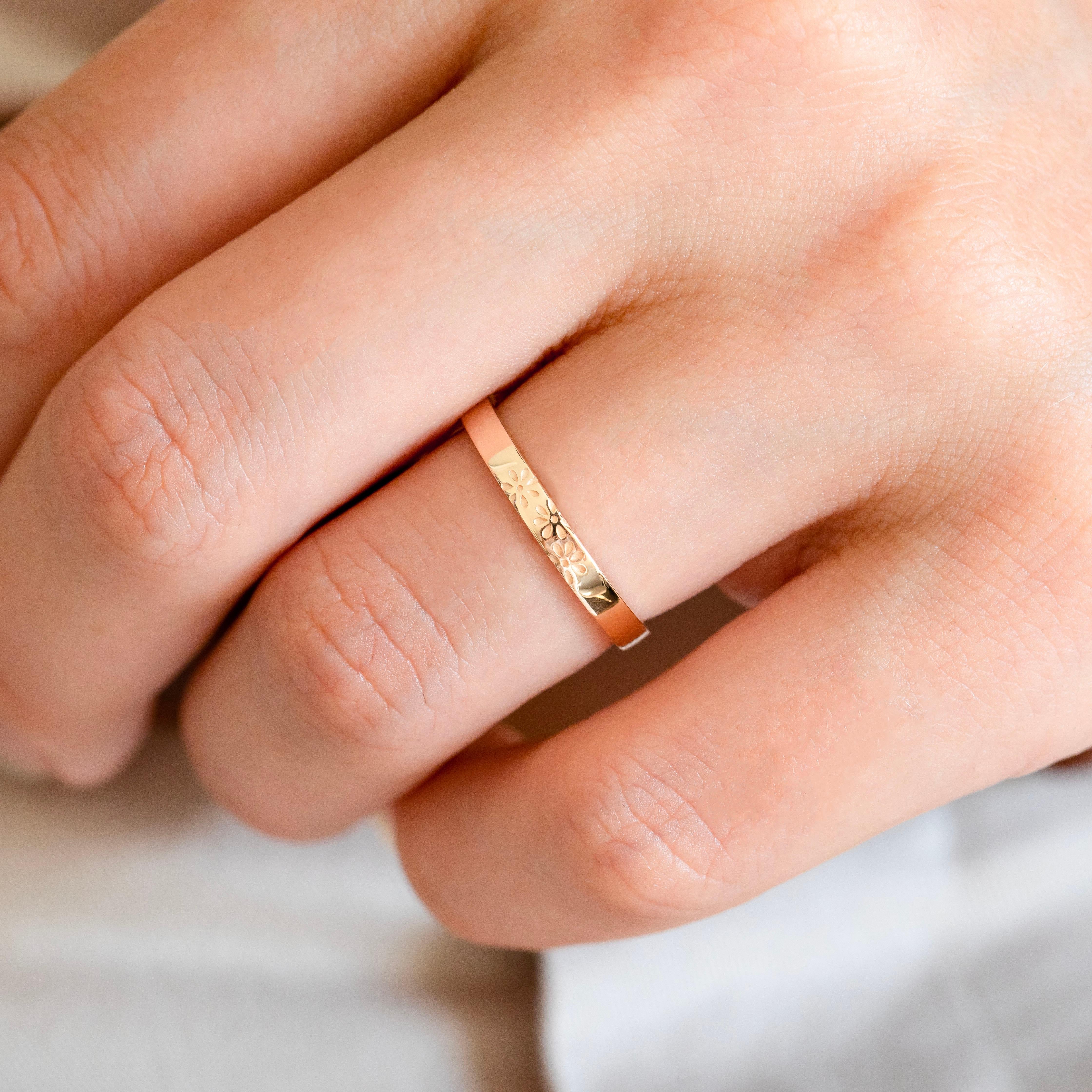 da uomo o donna Anello nuziale botanico alla camomilla in oro 14K - Eleganza del design floreale della botanica in vendita
