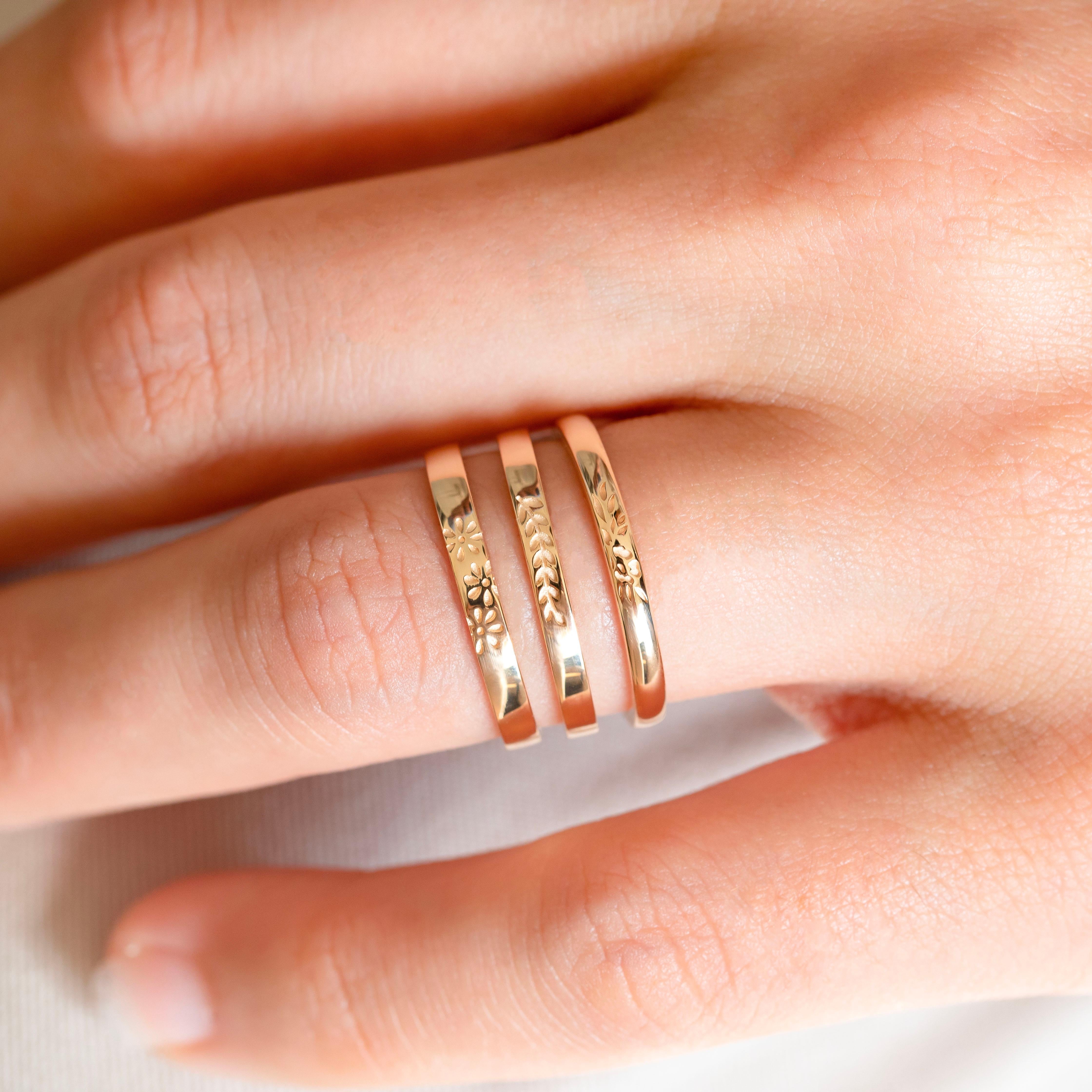 Anello nuziale botanico alla camomilla in oro 14K - Eleganza del design floreale della botanica in vendita 1
