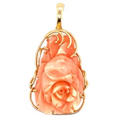 Pendentif en or 14k avec fleur sculptée et corail