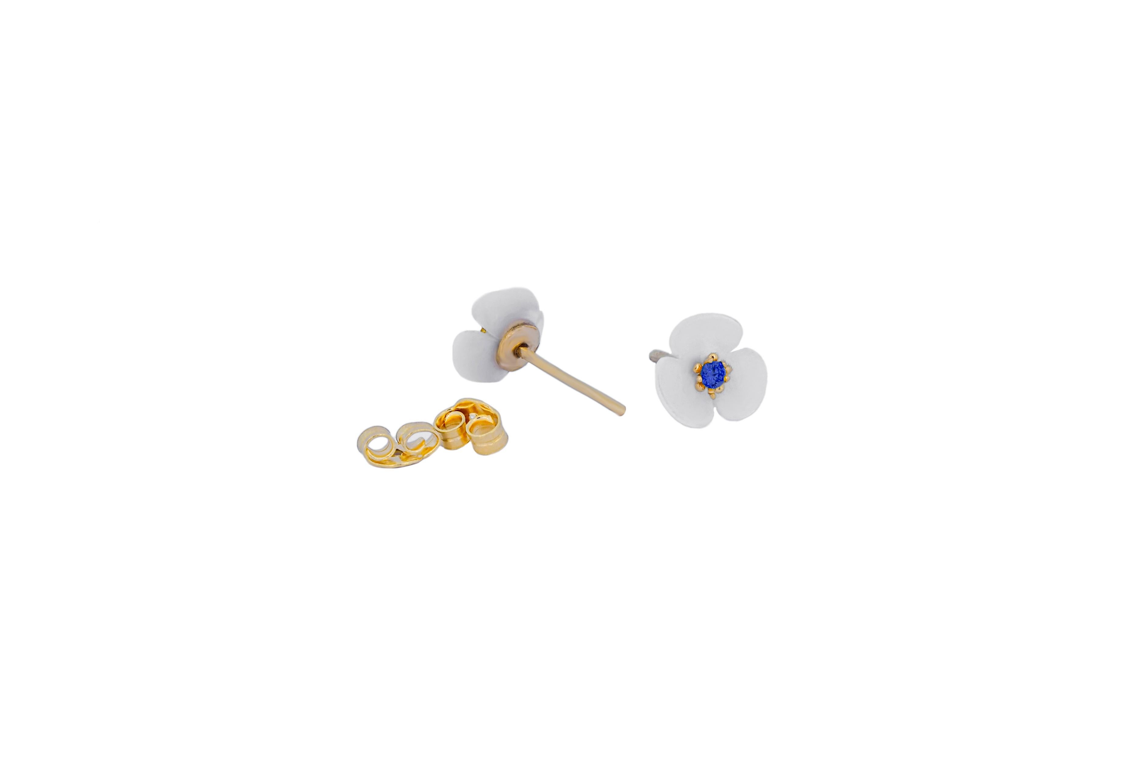14k gold carved flower earrings studs. 3 petal flower earrings. Blue sapphire 14k gold earrings. Flower gold earrings. White flower wedding earrings.

Metal: 14k gold 
Weight: 1.2 gr.
Earrings face: 8 mm.

Gemstones:

2 blue lab sapphires, 2.5 mm