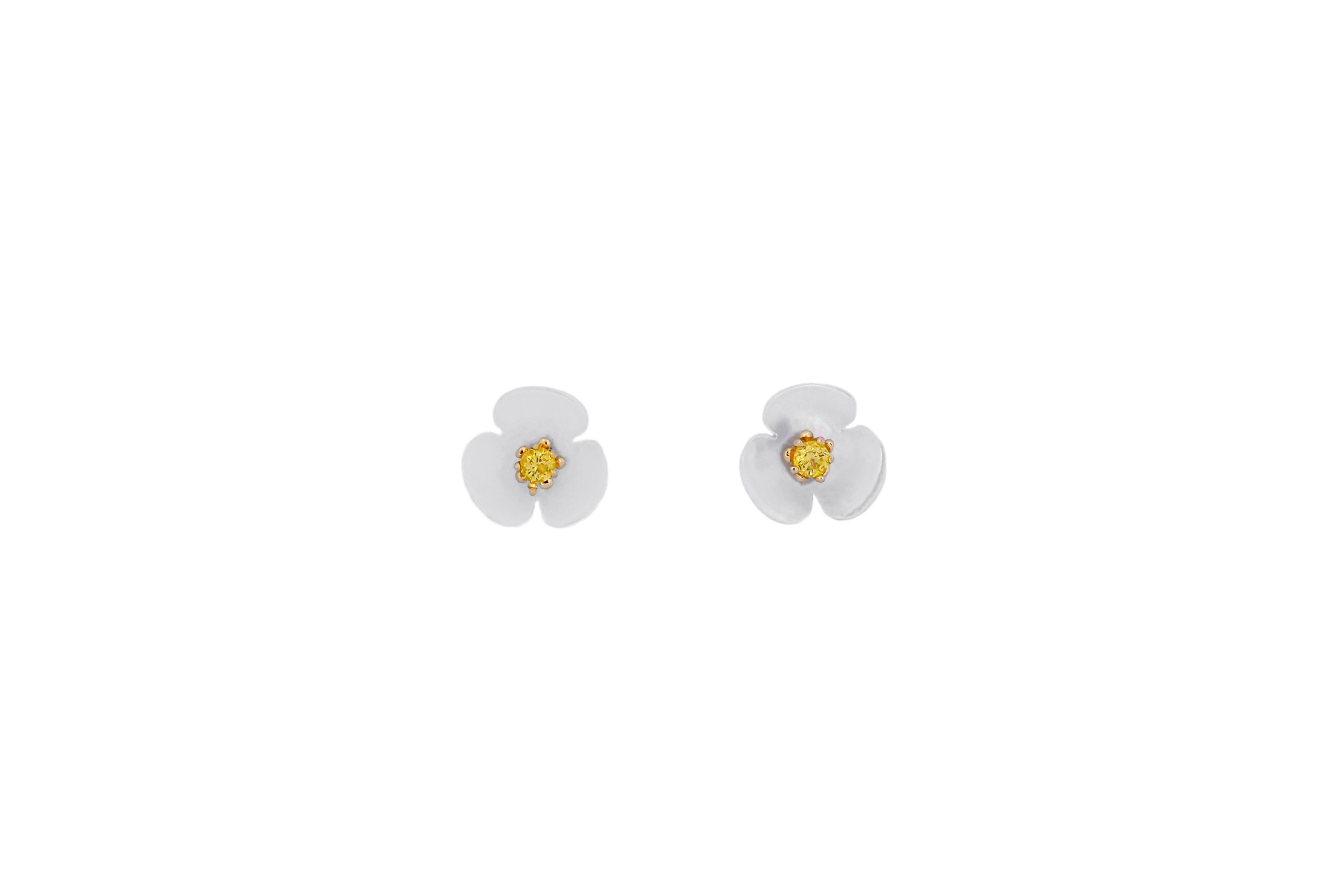 14k gold carved flower earrings studs. 3 petal flower earrings. Yellow sapphire 14k gold earrings. Flower gold earrings. White flower wedding earrings.

Metal: 14k gold 
Weight: 1.2 gr.
Earrings face: 8 mm.

Gemstones:

2 yellow lab sapphires, 2.5