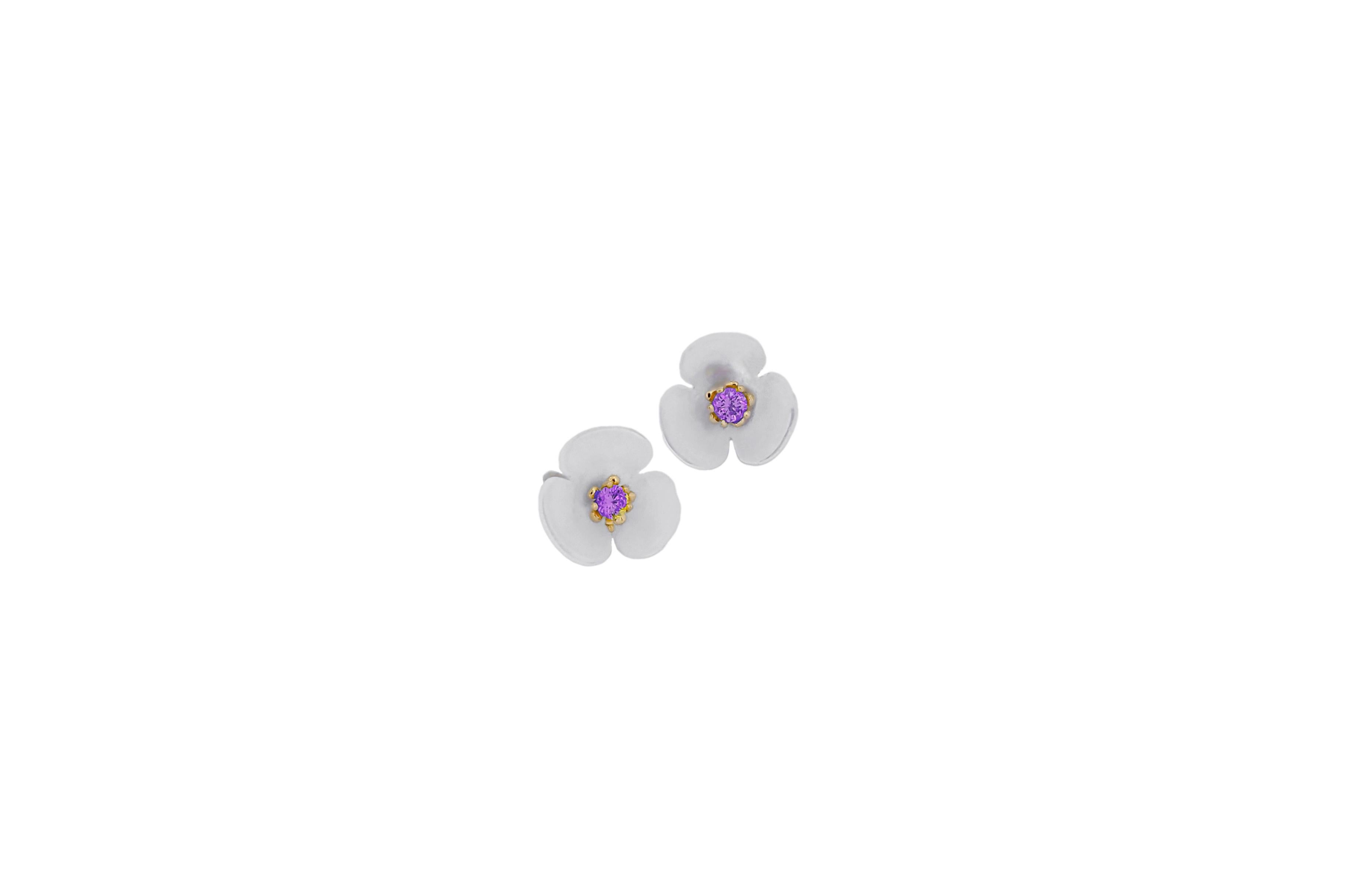 14k gold carved flower earrings studs. 3 petal flower earrings. Purple amethyst 14k gold earrings. Flower gold earrings. White flower wedding earrings.

Metal: 14k gold
Weight: 1.2 gr.
Earrings face: 8 mm.

Gemstones:
2 purple lab amethysts, 2.5 mm