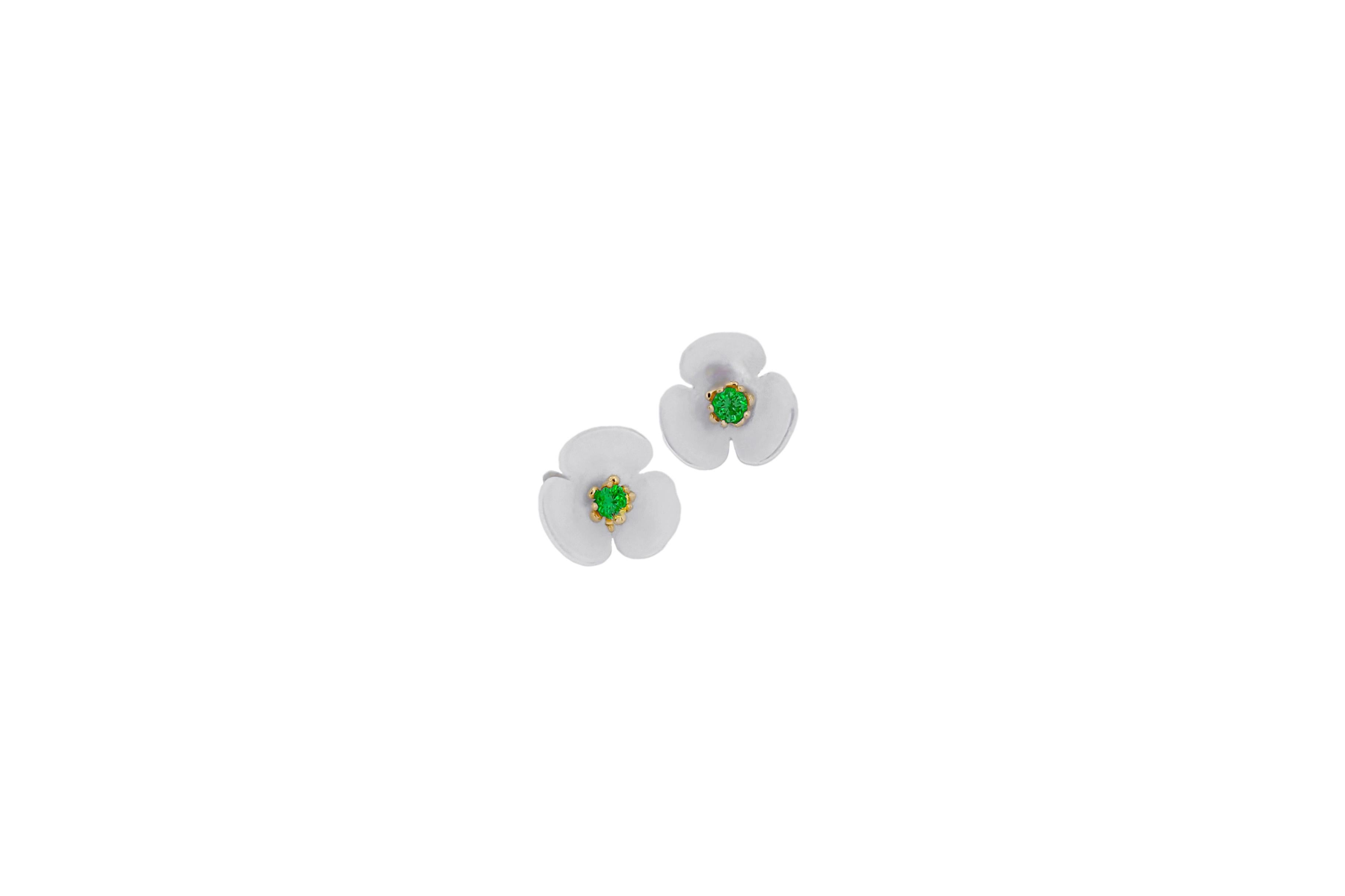 Boucles d'oreilles fleurs sculptées en or 14k. Boucles d'oreilles fleurs à 3 pétales. Boucles d'oreilles en or 14k avec émeraude verte. Boucles d'oreilles en or en forme de fleur. Boucles d'oreilles de mariage en fleurs blanches.

Métal : or