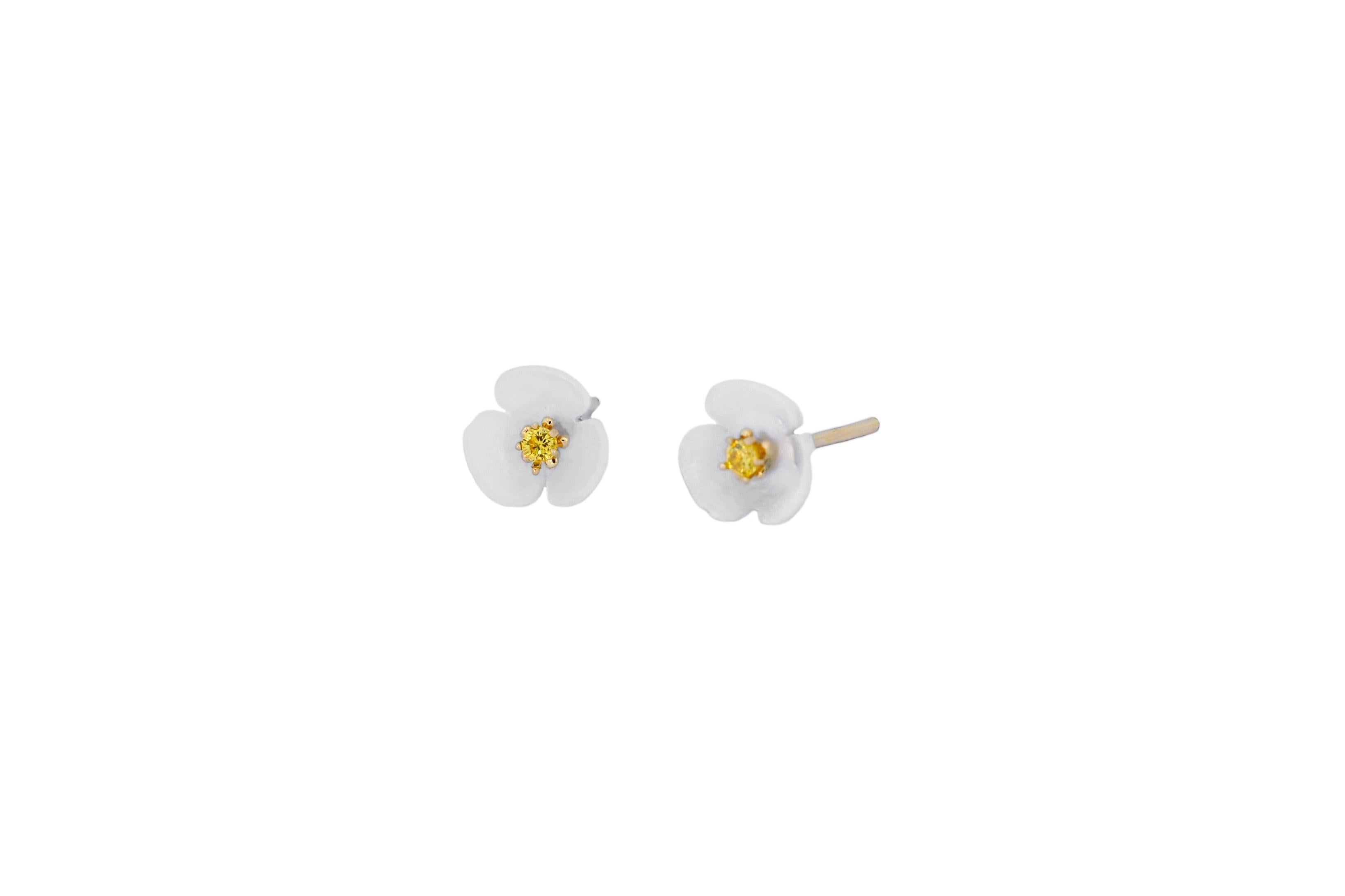 Boucles d'oreilles fleurs sculptées en or 14k. Boucles d'oreilles fleurs à 3 pétales. Boucles d'oreilles en or 14k avec saphir jaune. Boucles d'oreilles en or en forme de fleur. Boucles d'oreilles de mariage en fleurs blanches.

Métal : or 14k
Poids