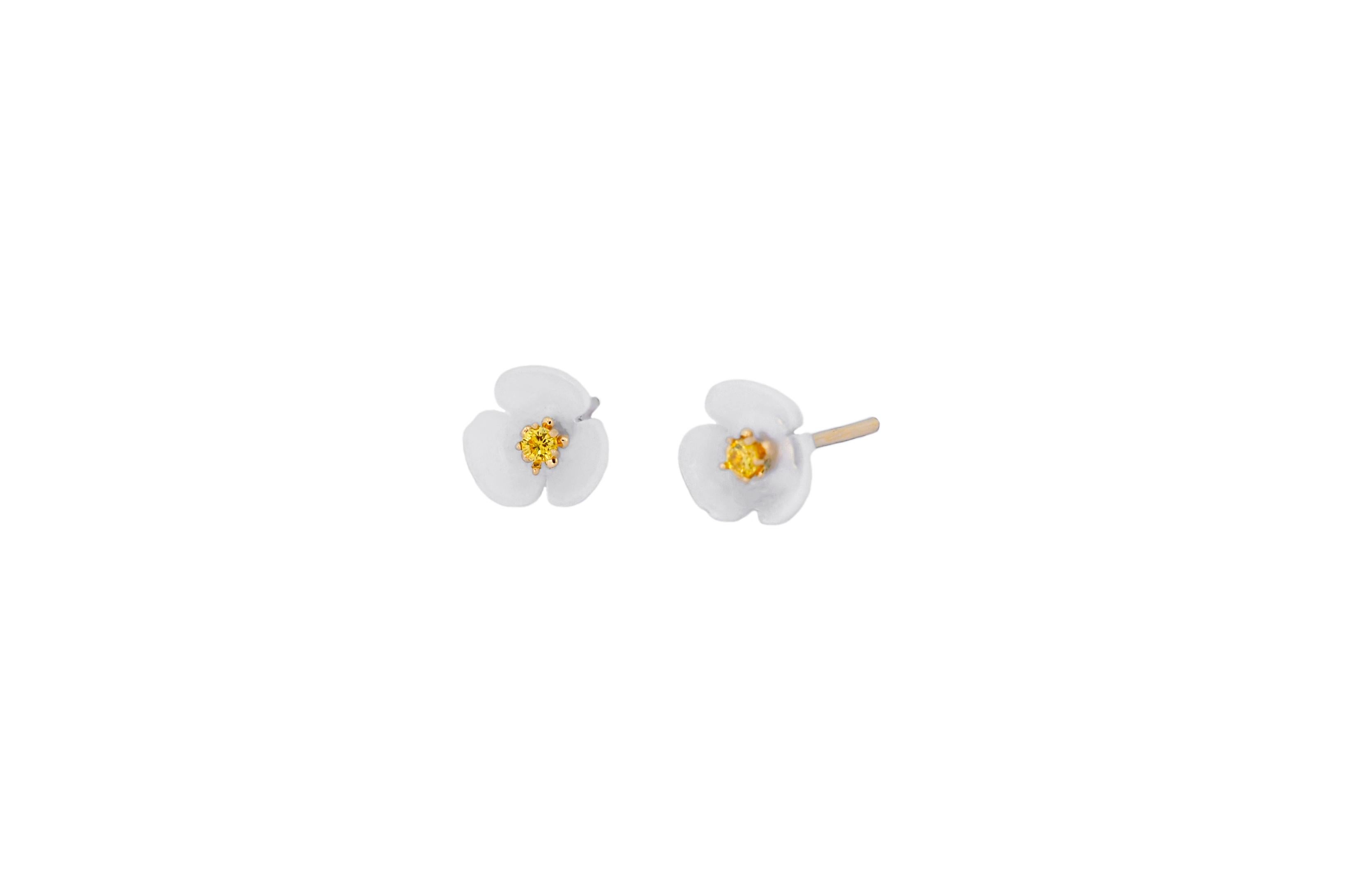 Modern 14k gold carved flower earrings studs. For Sale