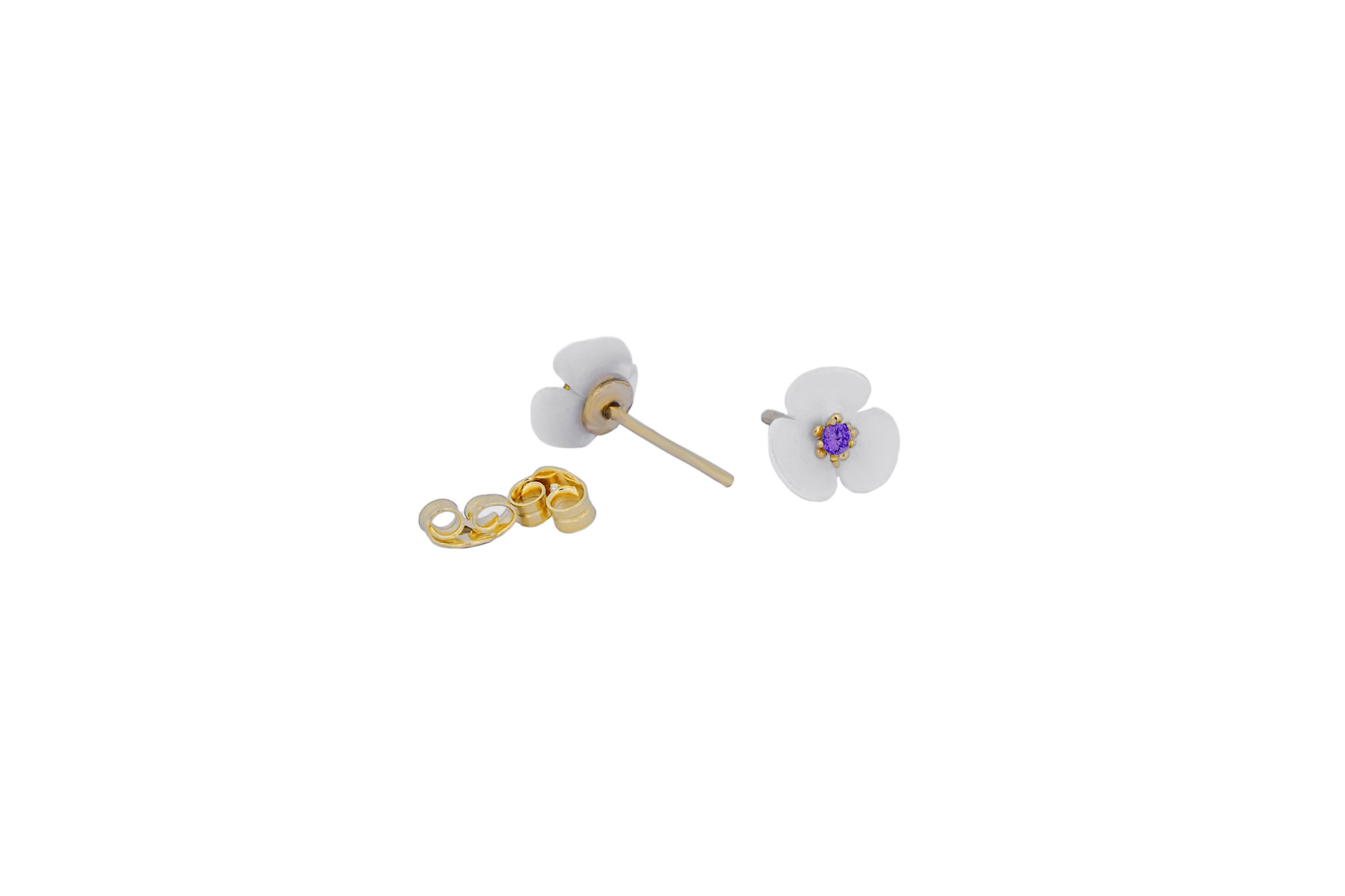 Modern 14k gold carved flower earrings studs. For Sale