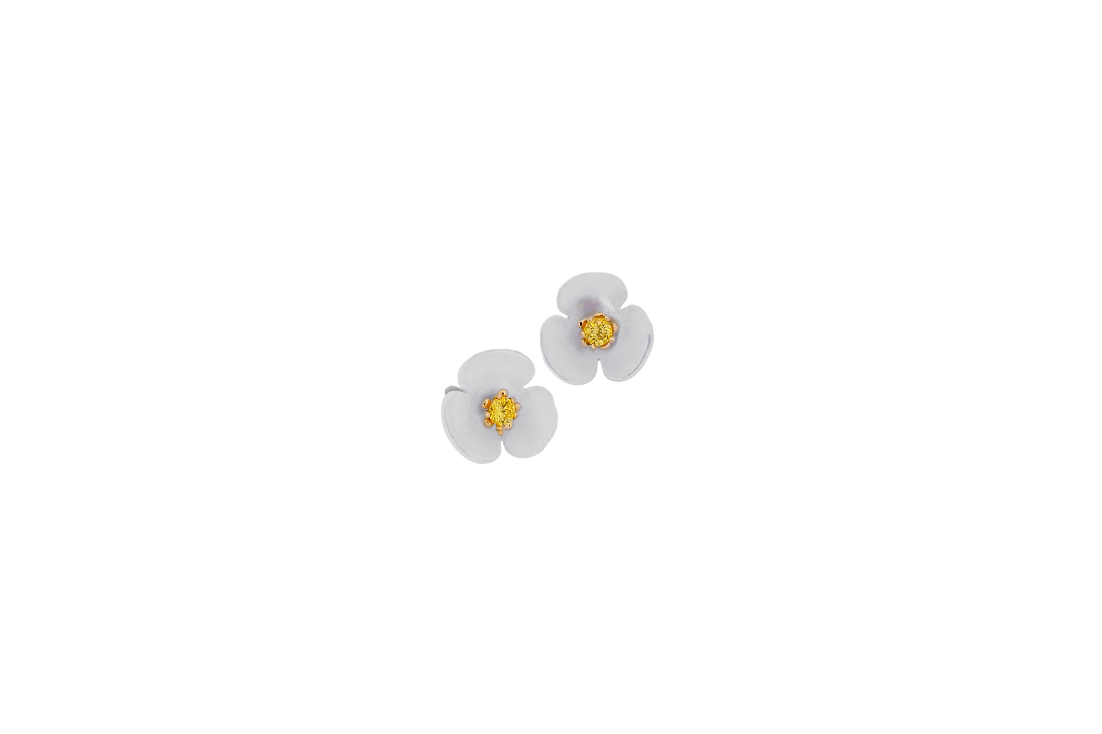 Round Cut 14k gold carved flower earrings studs. For Sale