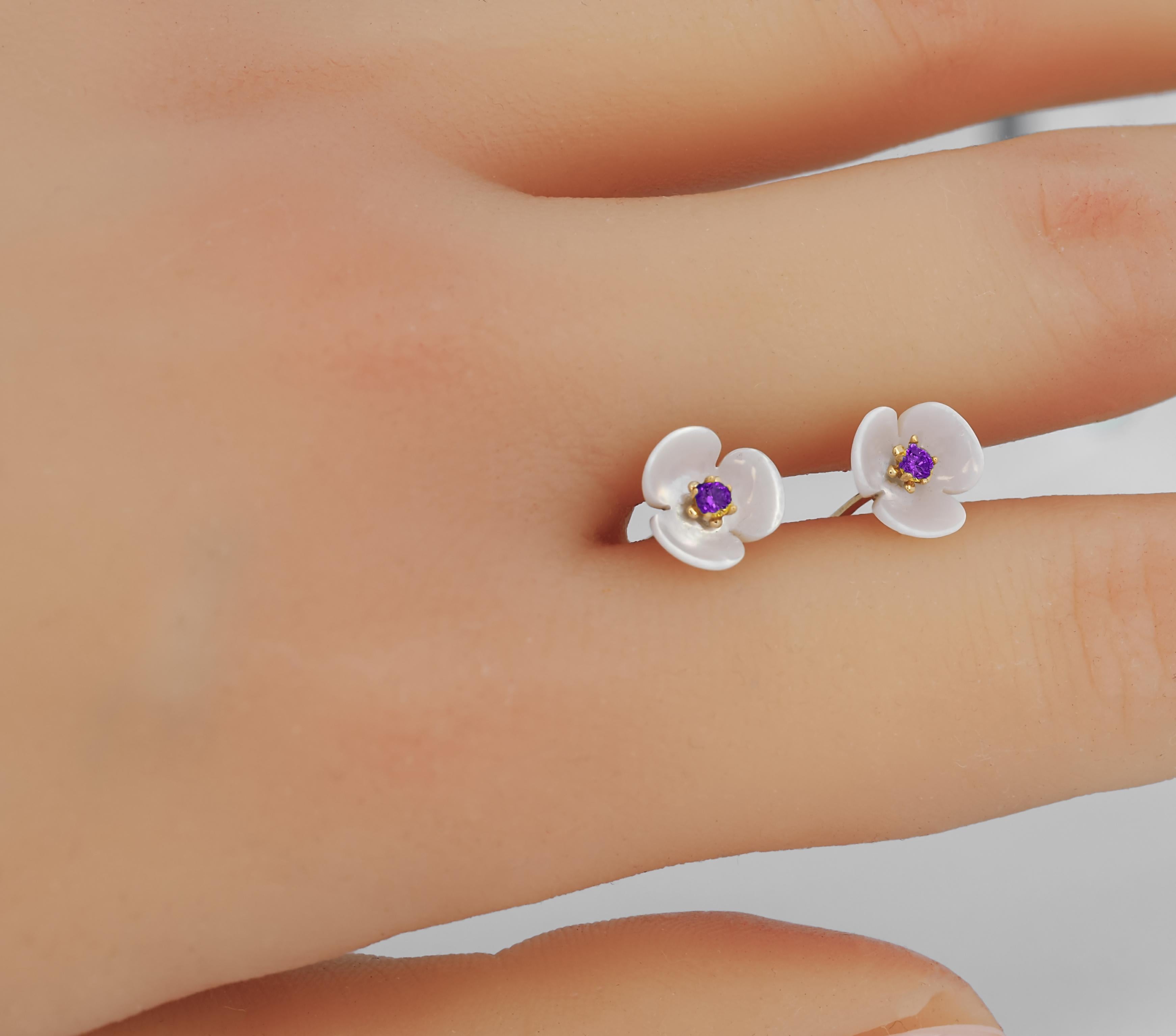 Round Cut 14k gold carved flower earrings studs. For Sale