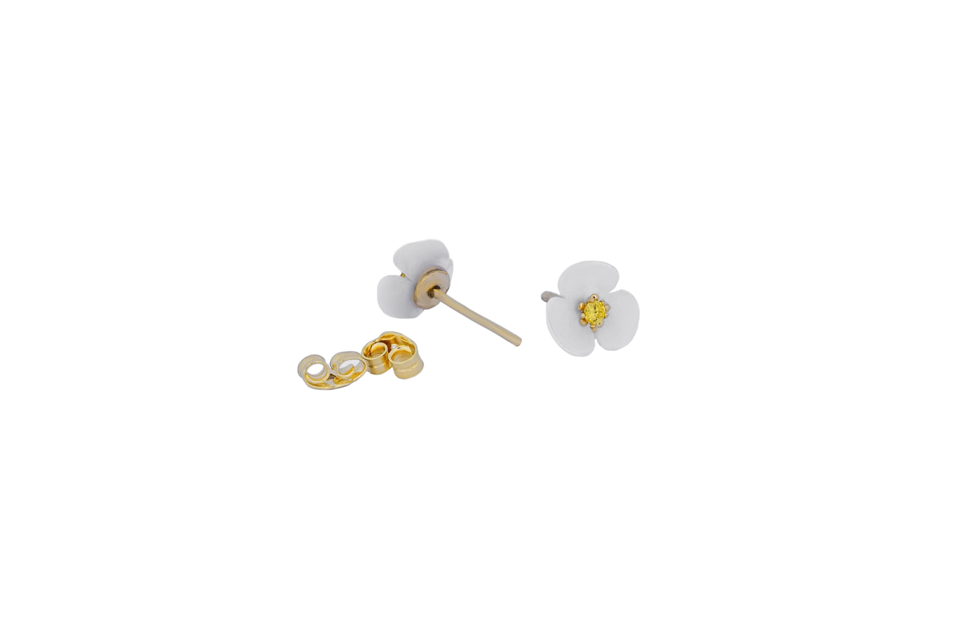 Taille ronde Boucles d'oreilles fleurs sculptées en or 14k. en vente