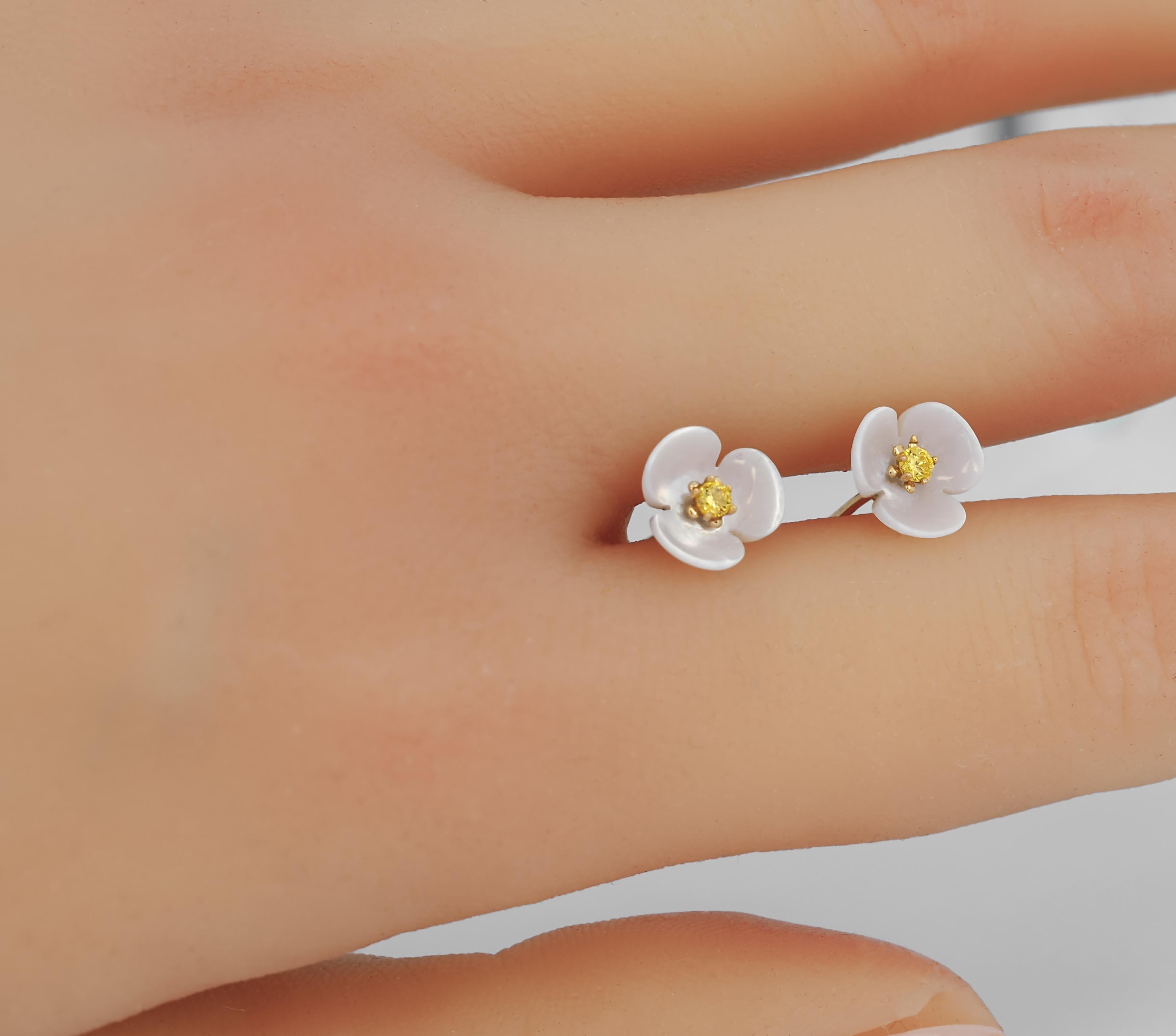 Boucles d'oreilles fleurs sculptées en or 14k. Neuf - En vente à Istanbul, TR