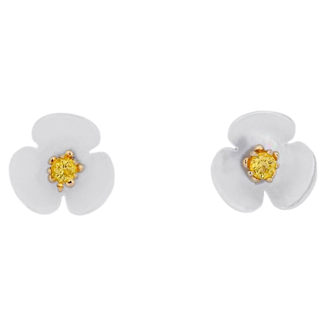 14k gold carved flower earrings studs. For Sale