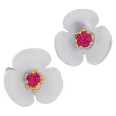 Boucles d'oreilles fleurs sculptées en or 14k. 